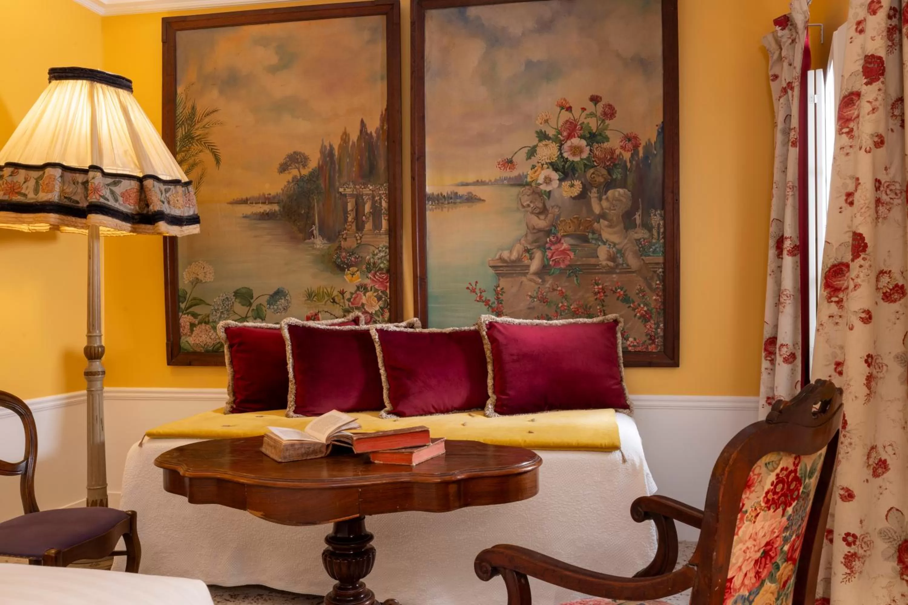 Seating area in Hôtel Le Saint Gregoire