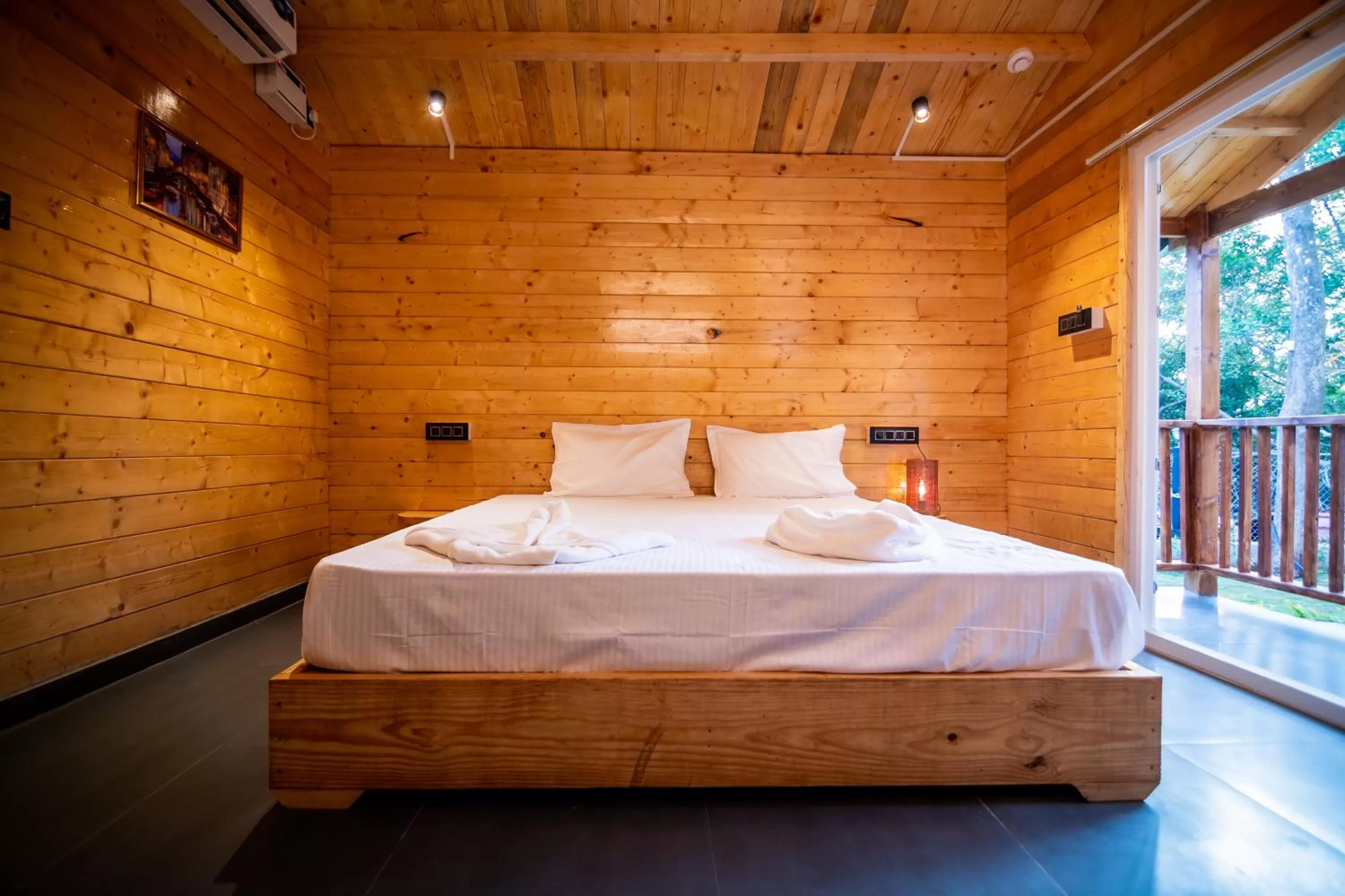 Bed in Tranquill Riverside Luxury Cottages With Bathtub, Candolim