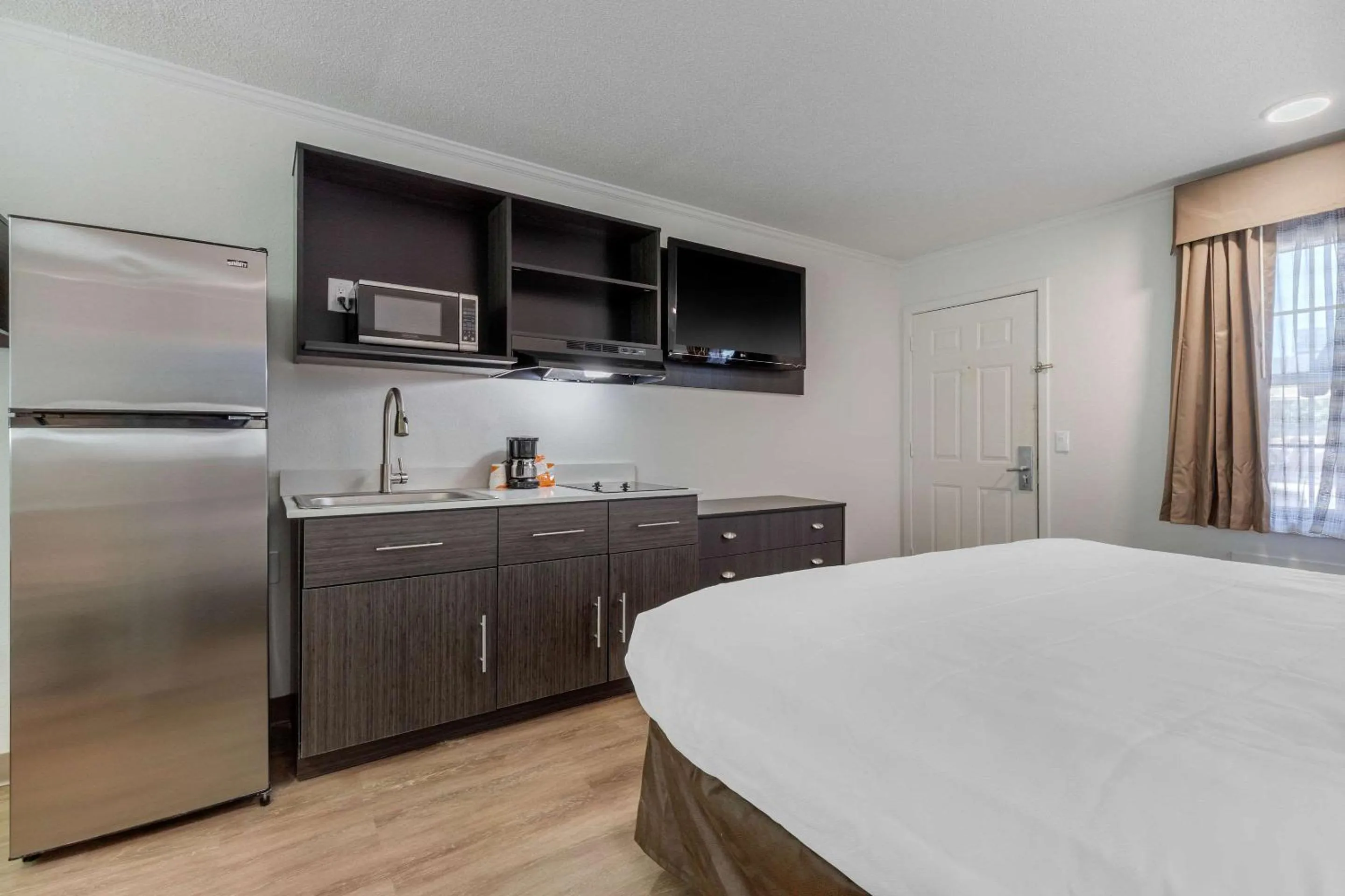 Photo of the whole room, Kitchen/Kitchenette in Suburban Studios at the University