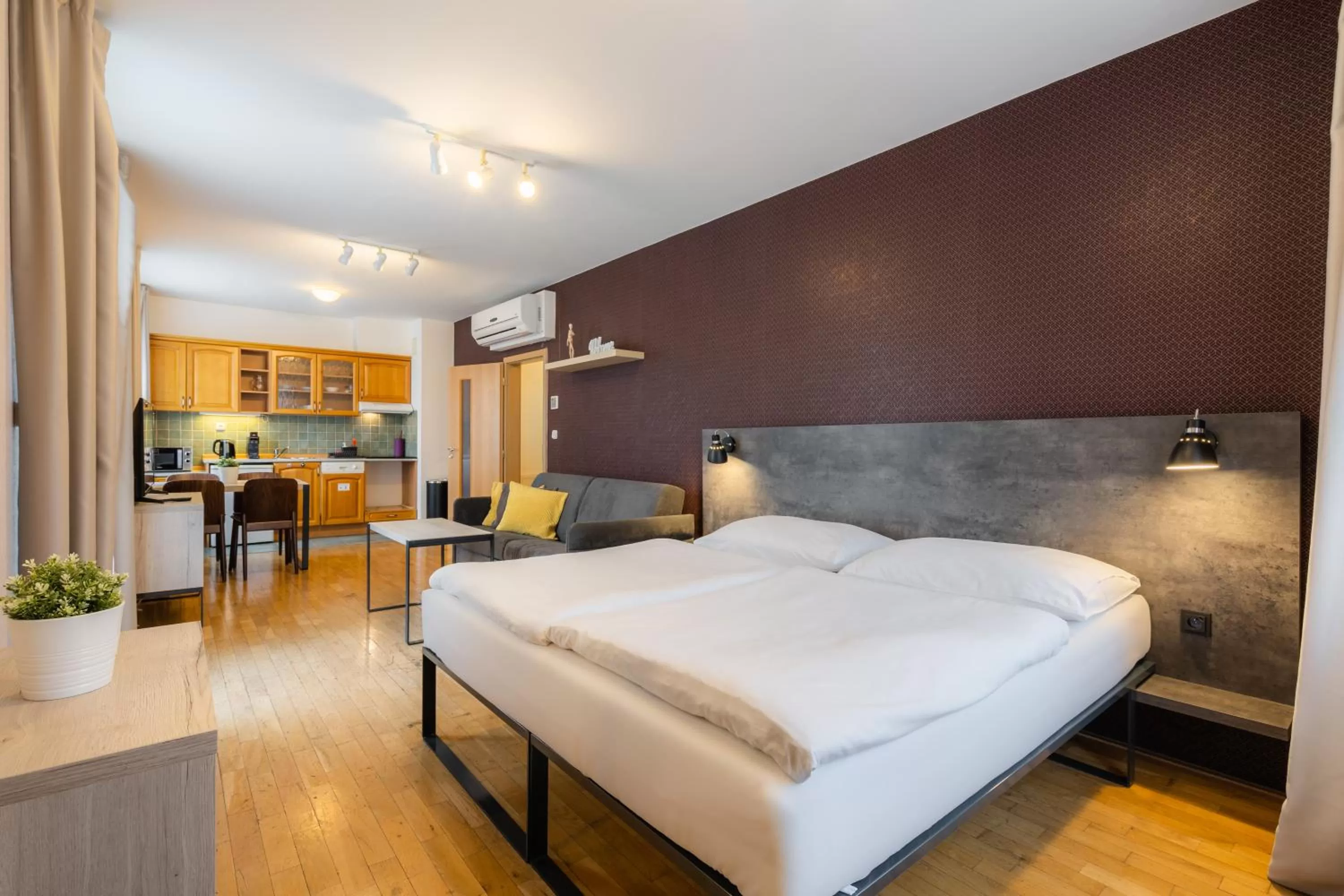 Photo of the whole room, Bed in EA ApartHotel Melantrich