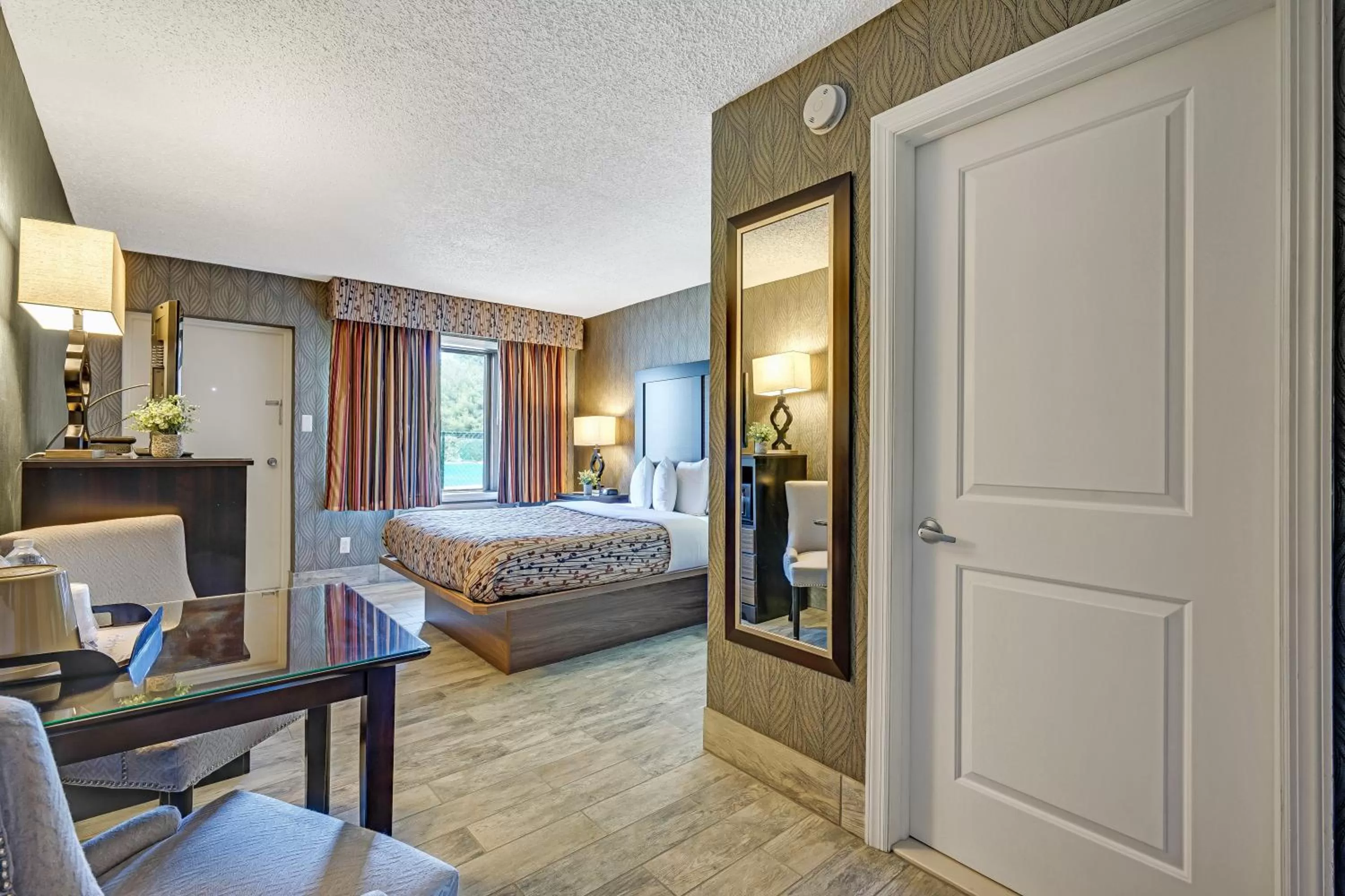 Photo of the whole room, Bed in Blue Creek Inn