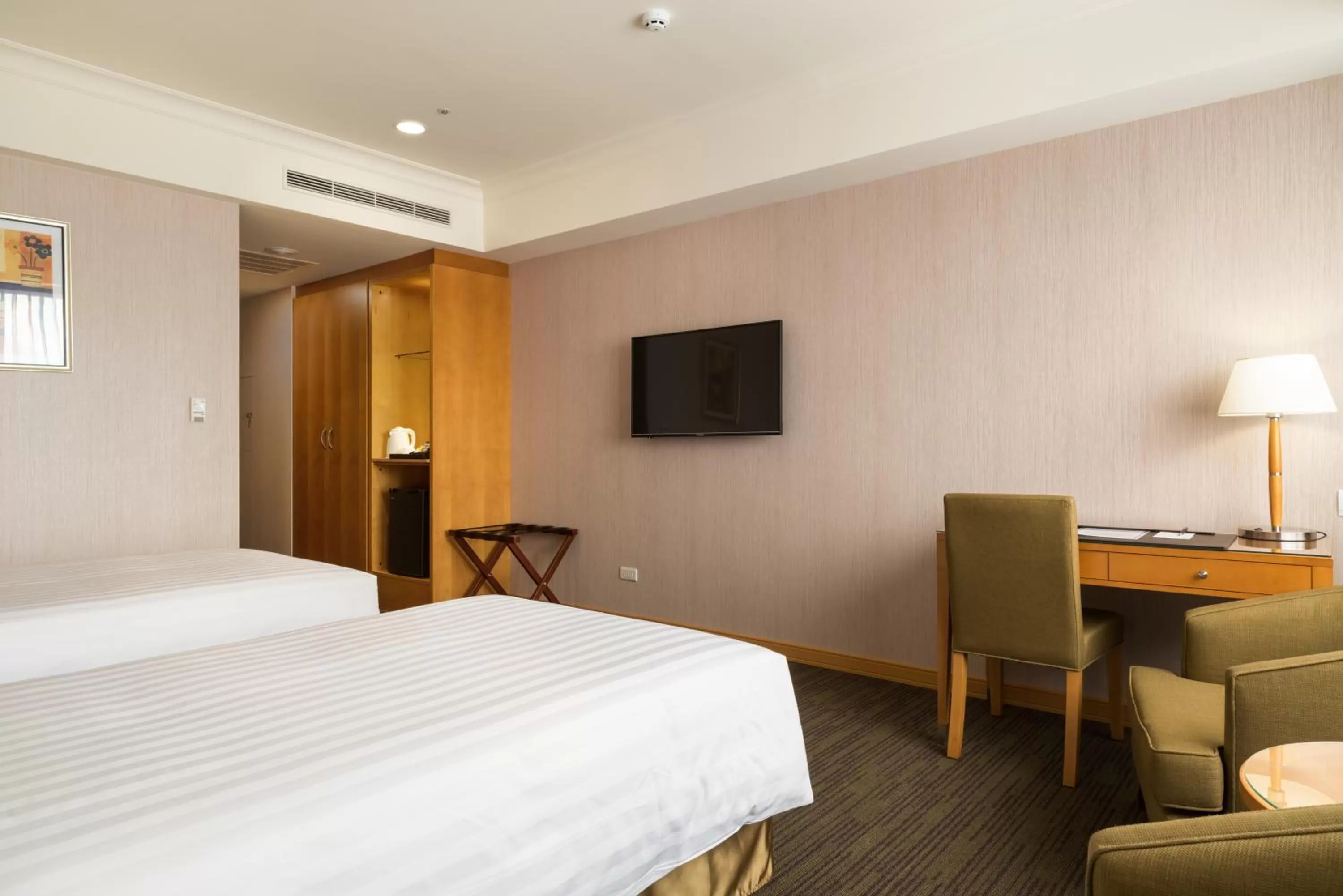 Photo of the whole room, Bed in Fushin Hotel Taipei