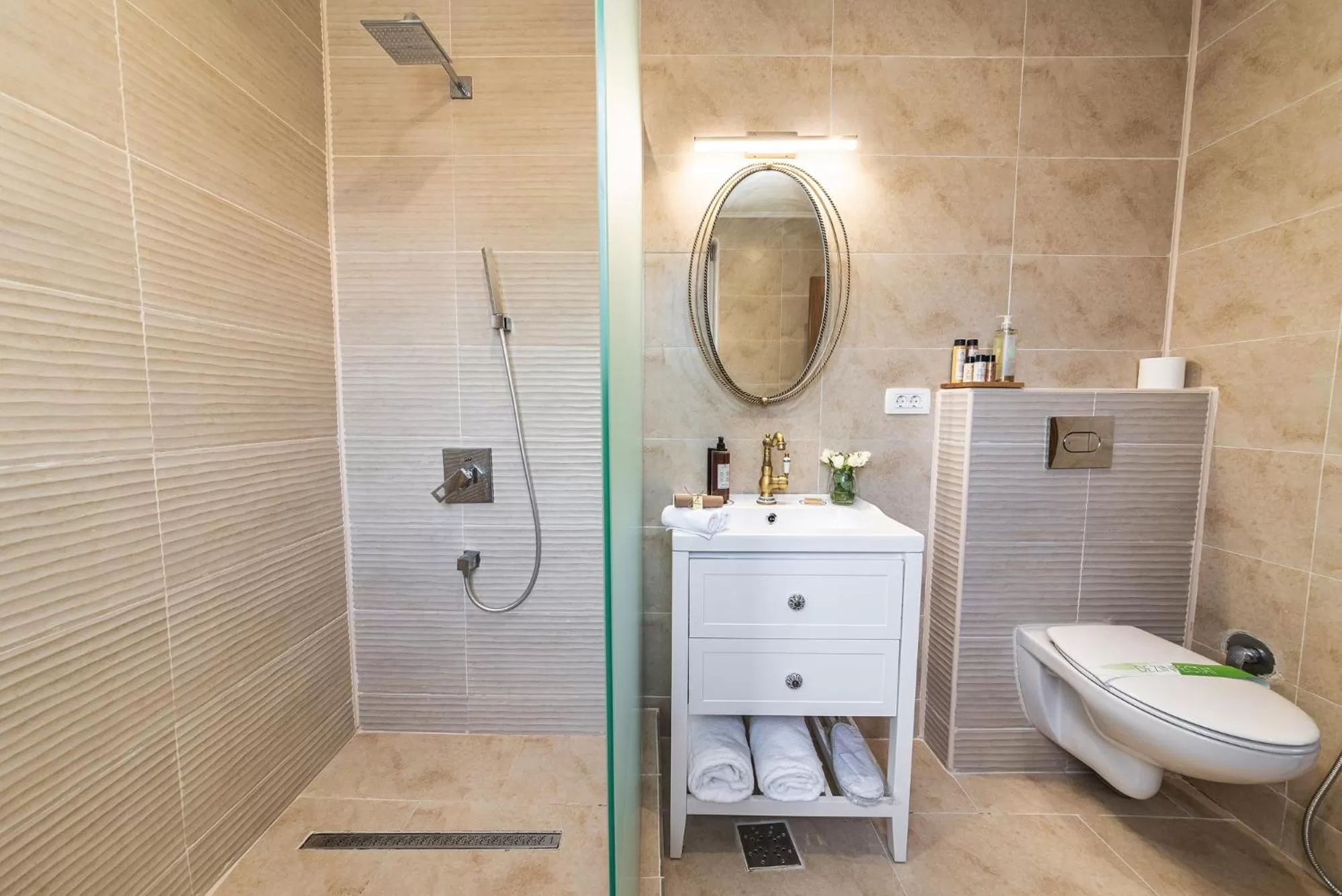 Bathroom in Nikolas Haus Premium Historic Center Stay & Free Parking