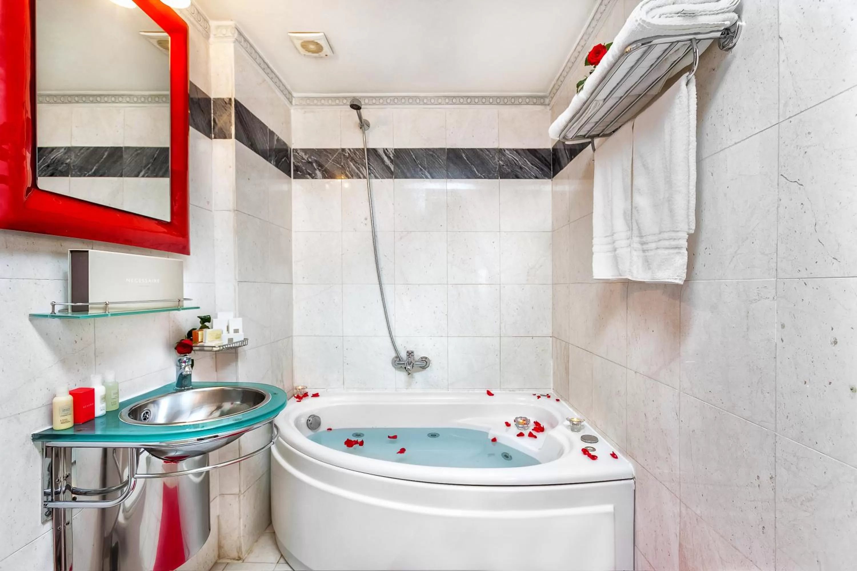 Bathroom in Imperial Palace Classical Hotel Thessaloniki