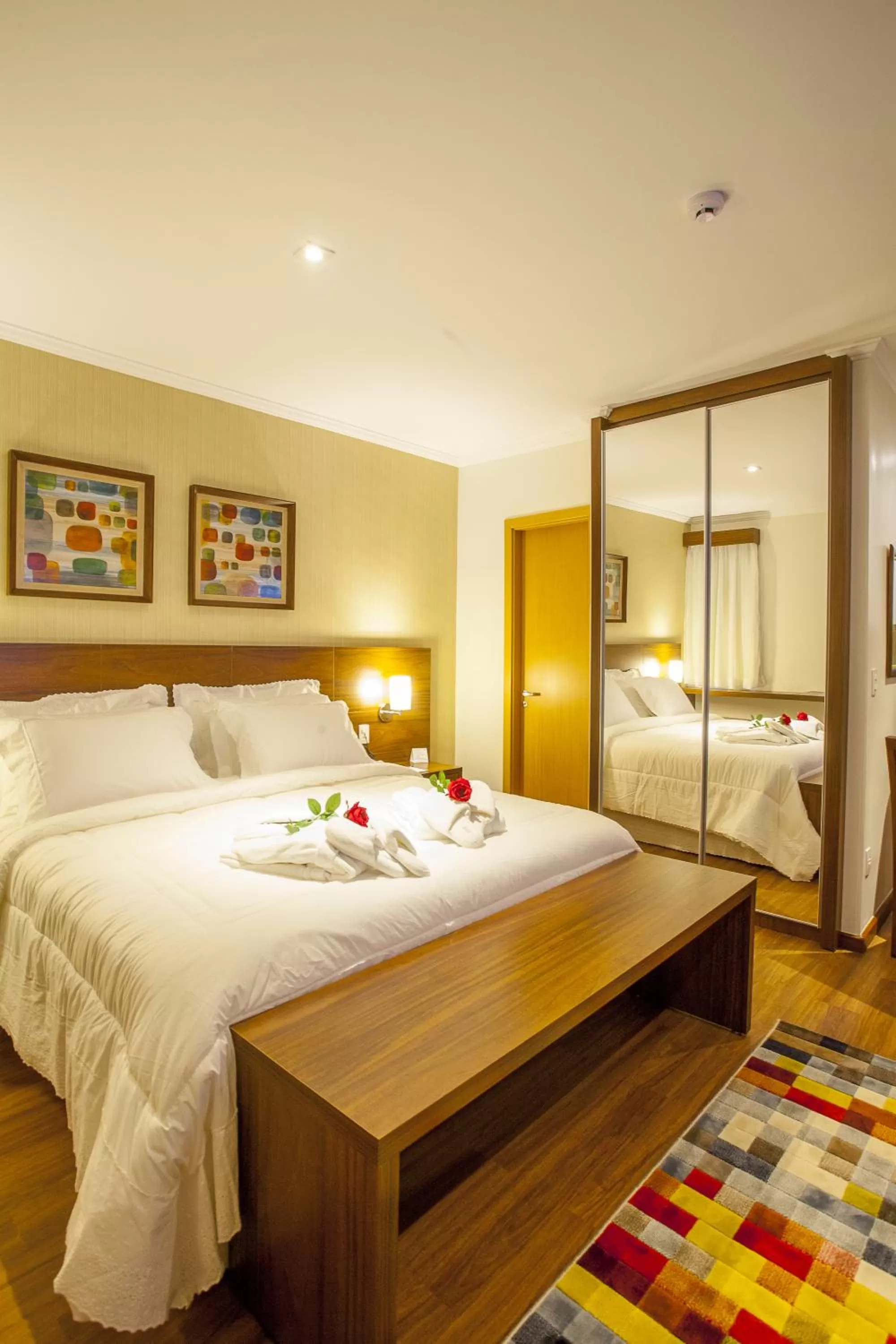 Photo of the whole room, Bed in São Carlos Marklin Suítes