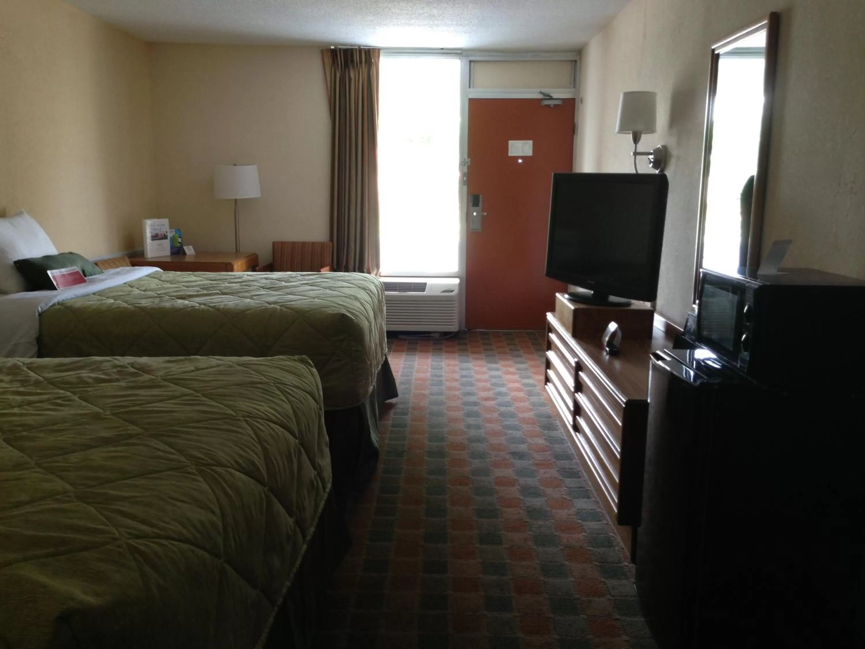 Day, Bed in Ramada by Wyndham Wytheville