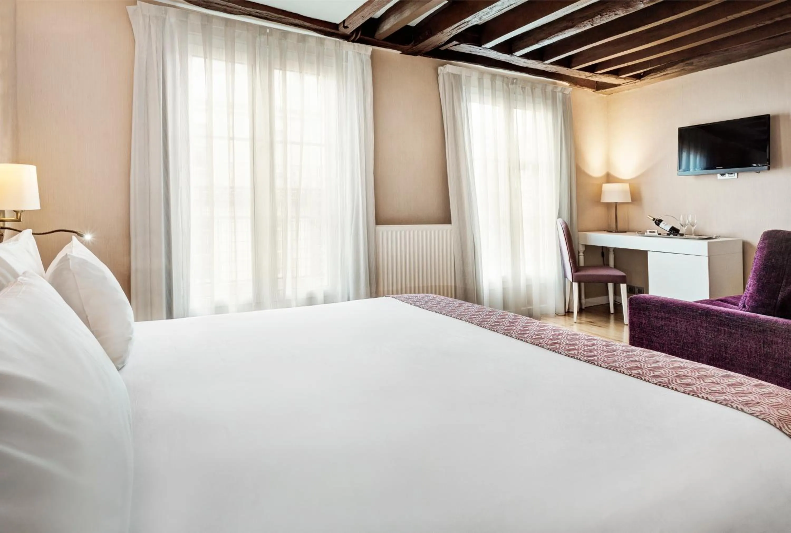 Photo of the whole room, Bed in Exe Paris Centre