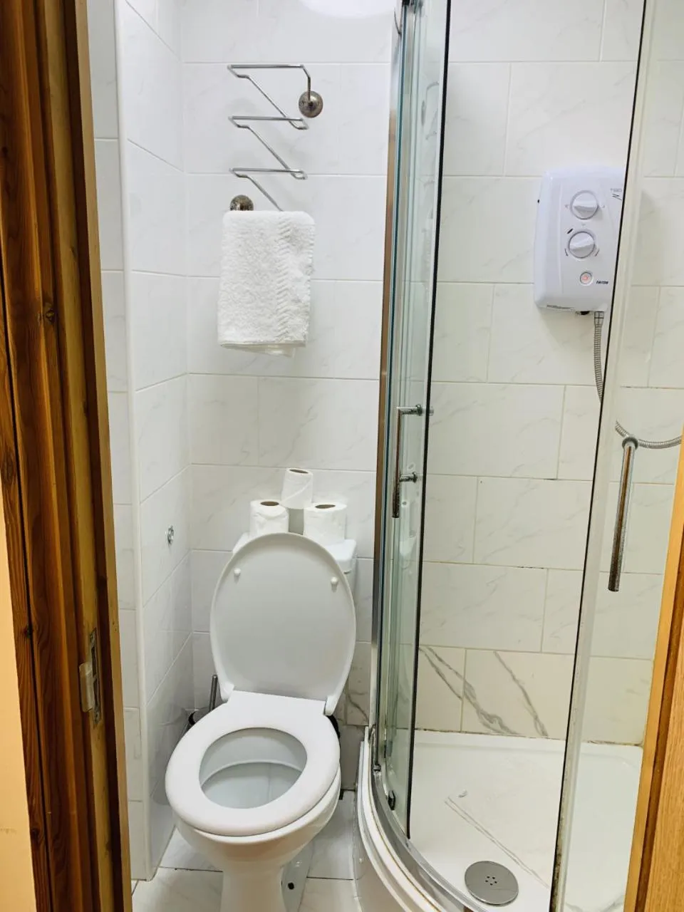 Shower in Britannia Inn Hotel