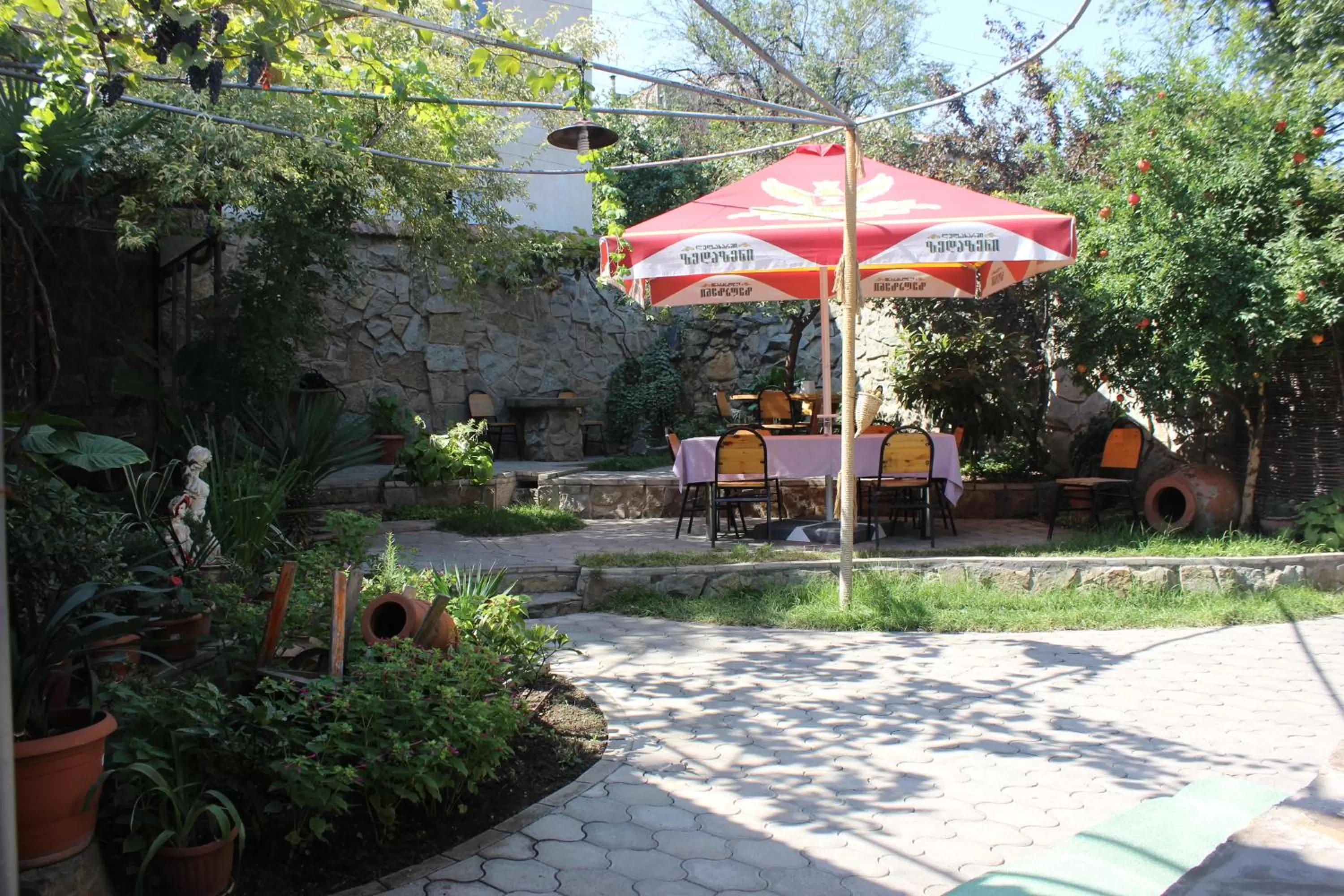 Restaurant/places to eat in Paradise Hotel