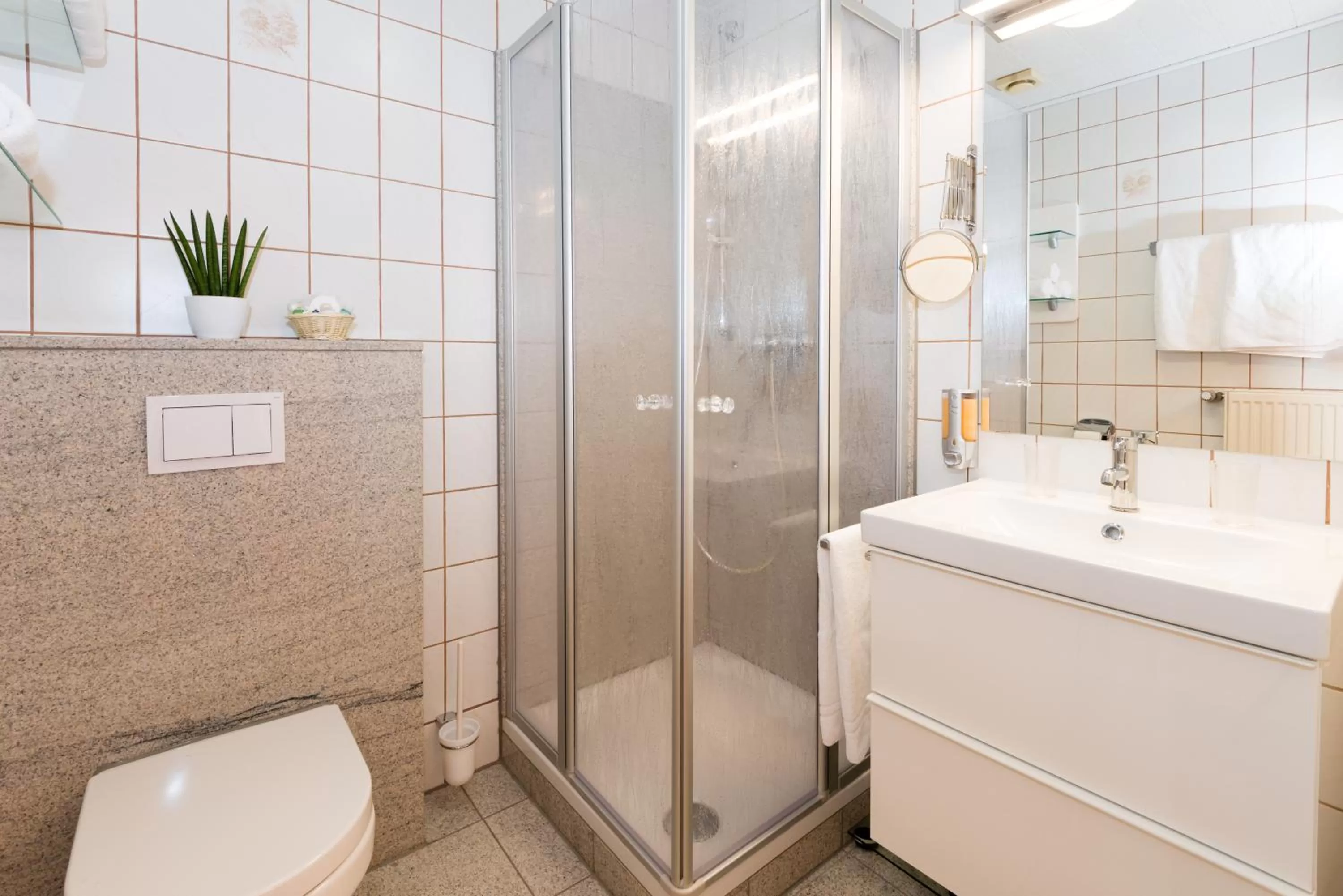 Shower in Wander und Aktiv Hotel Rösslwirt