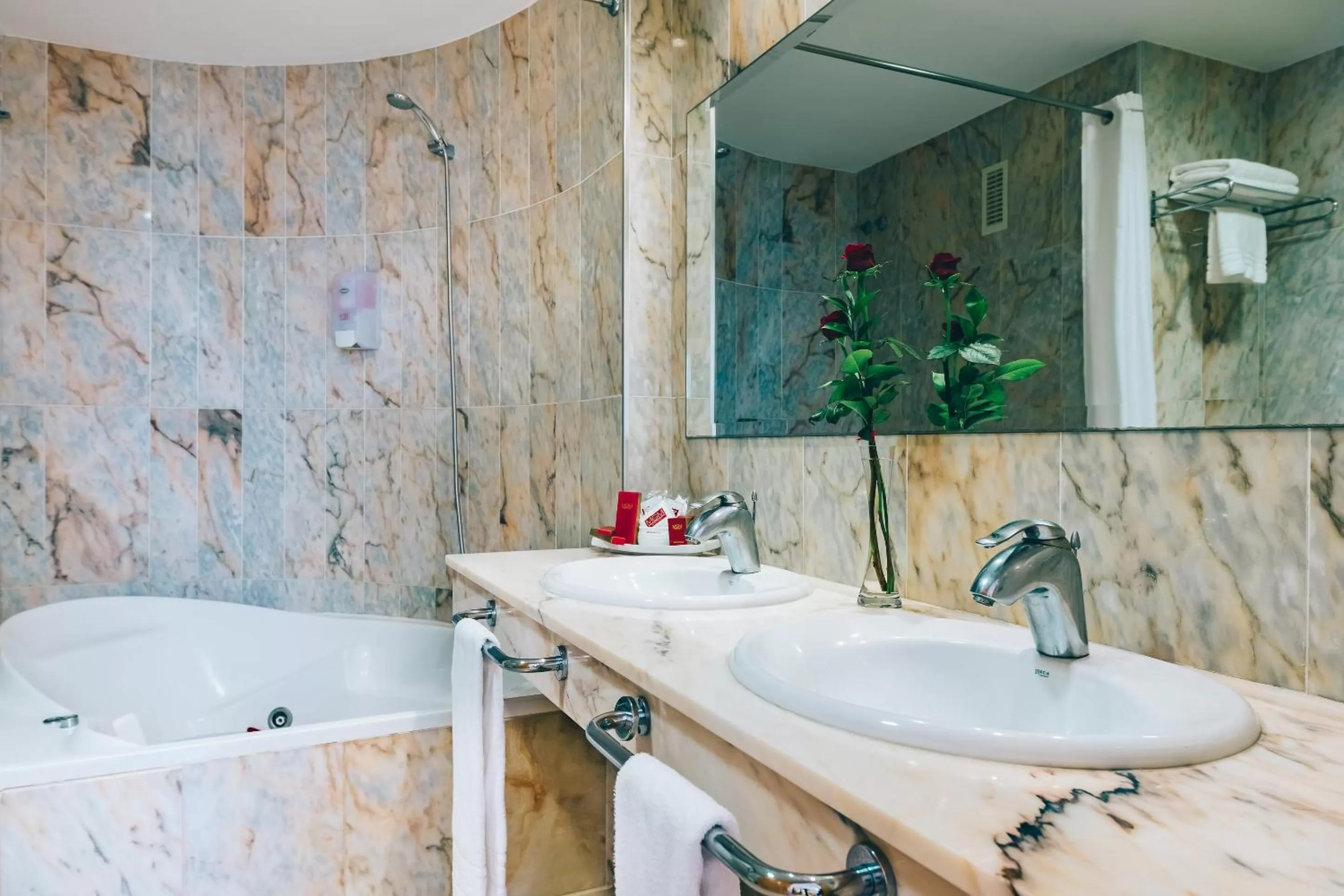 Bathroom in Grand Muthu Golf Plaza Hotel & Spa