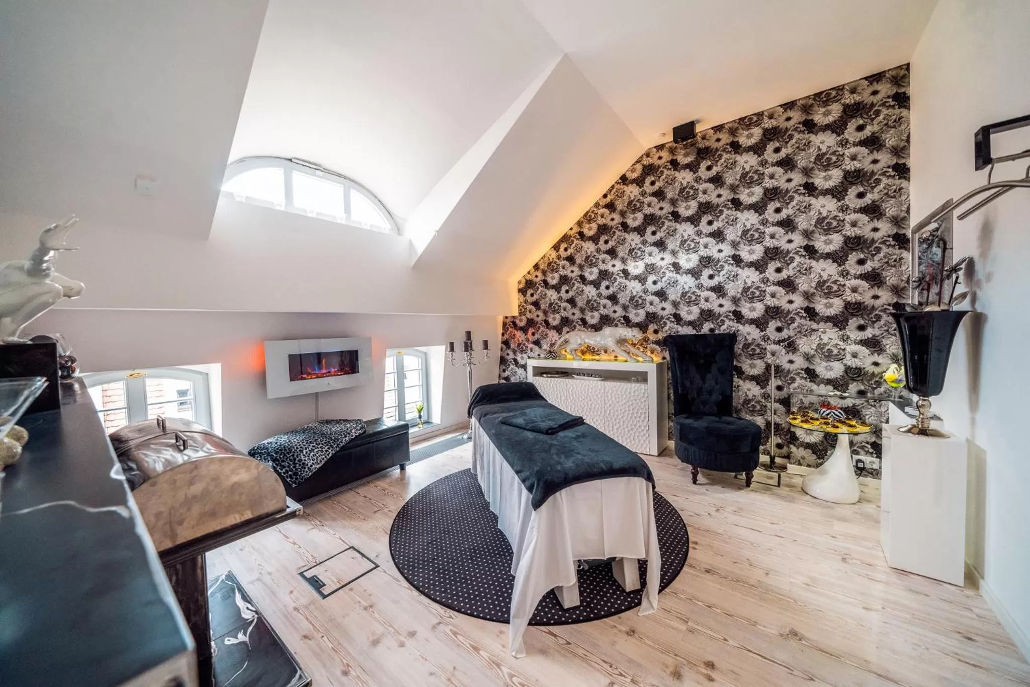 Massage, Bed in Hotel Suitess