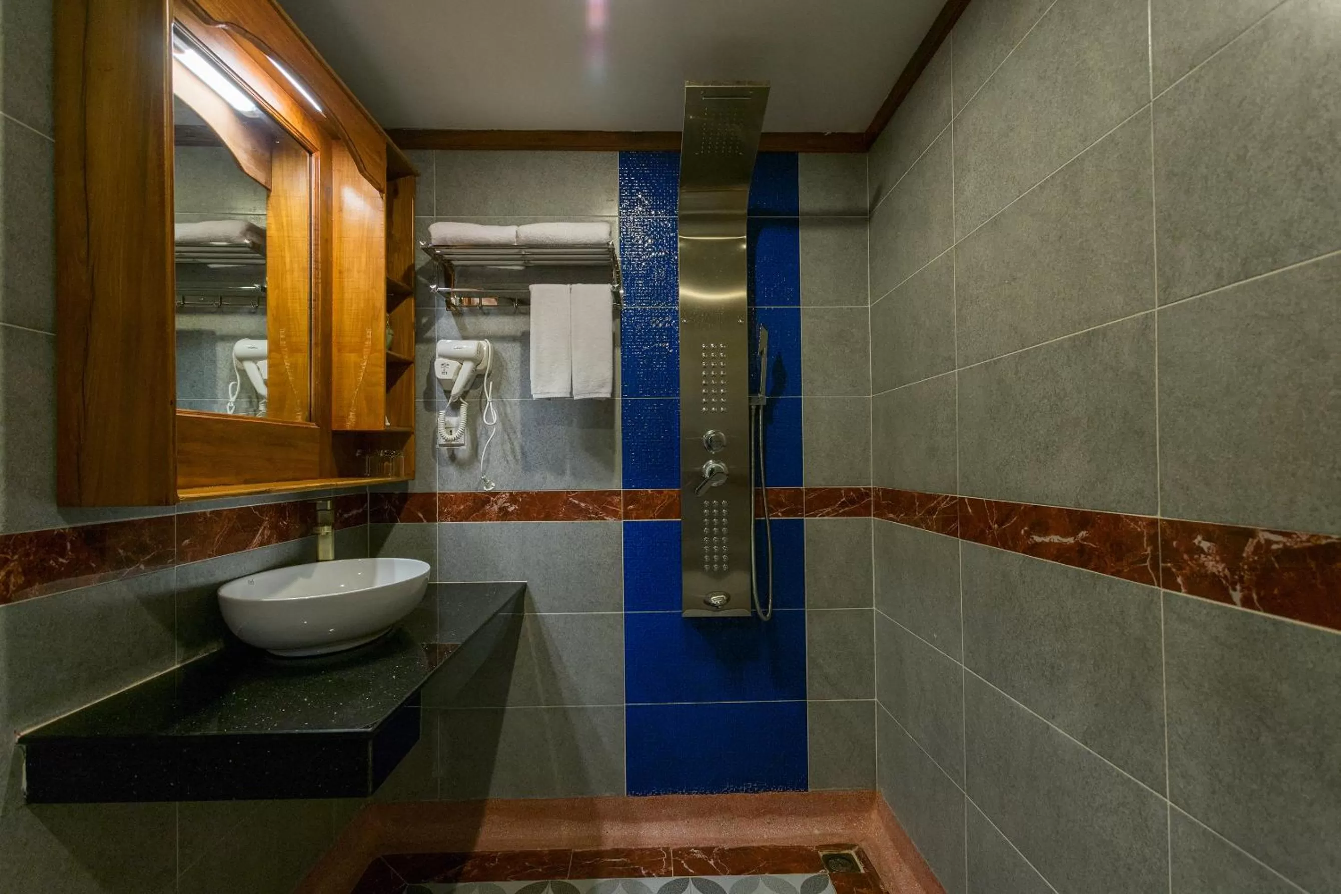 Shower in Okay Palace Hotel