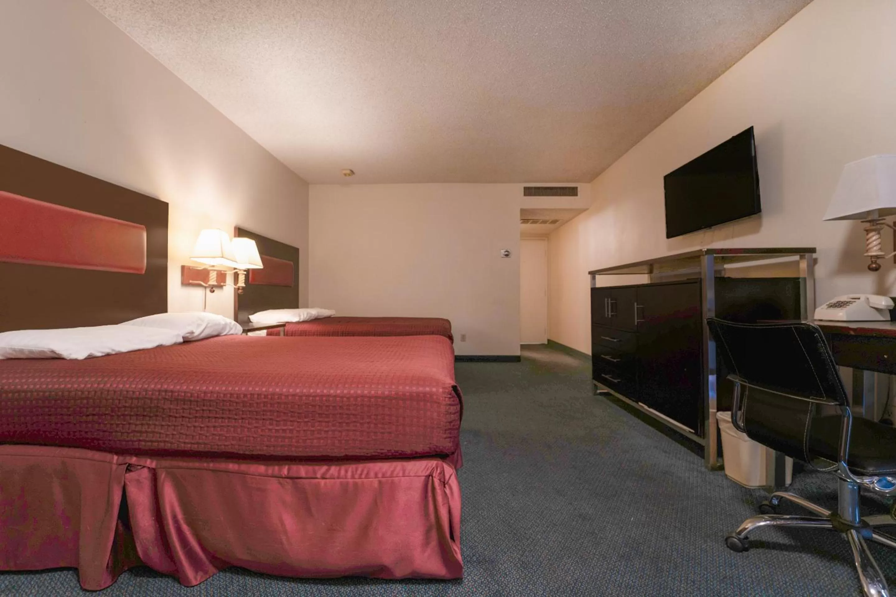 Bedroom, Bed in Royal Plaza Inn