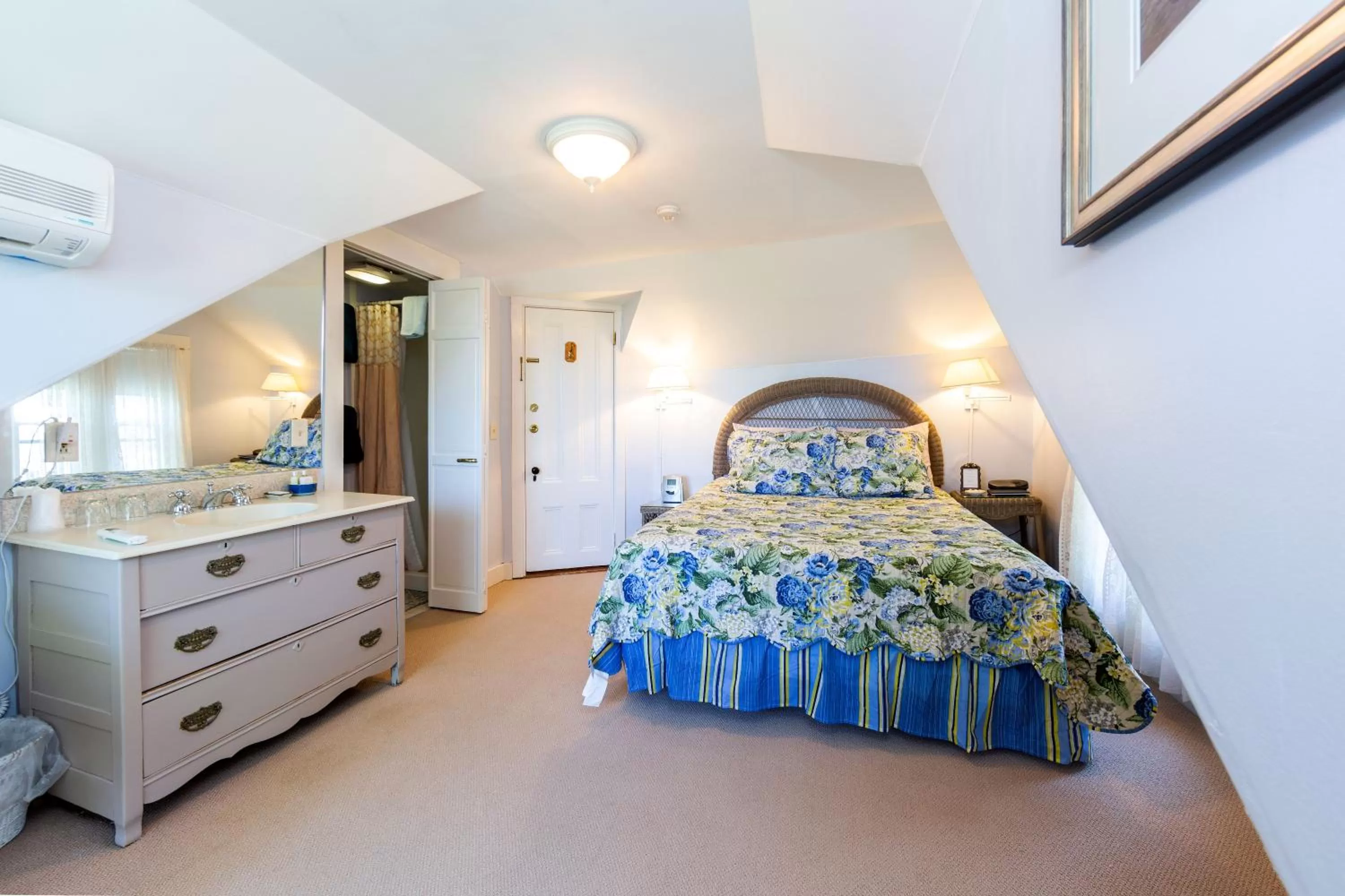 Bed in The Elmhurst Inn