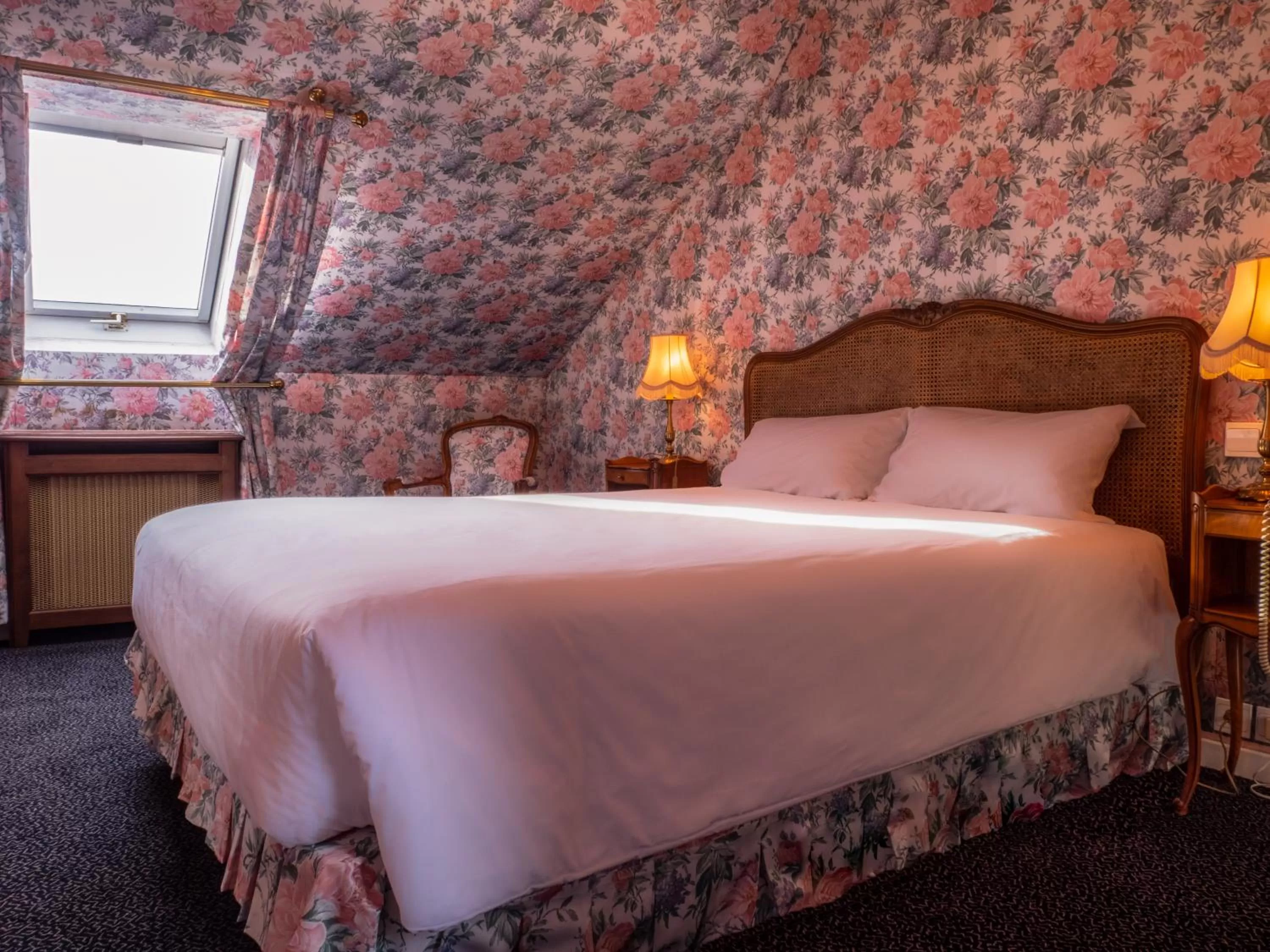 Bedroom, Bed in Château Des Bondons EI