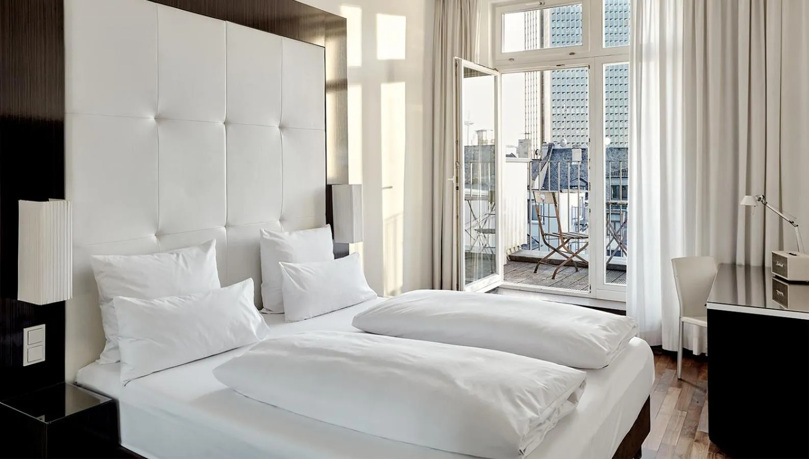 Balcony/Terrace, Bed in The Pure, Frankfurt, a Member of Design Hotels