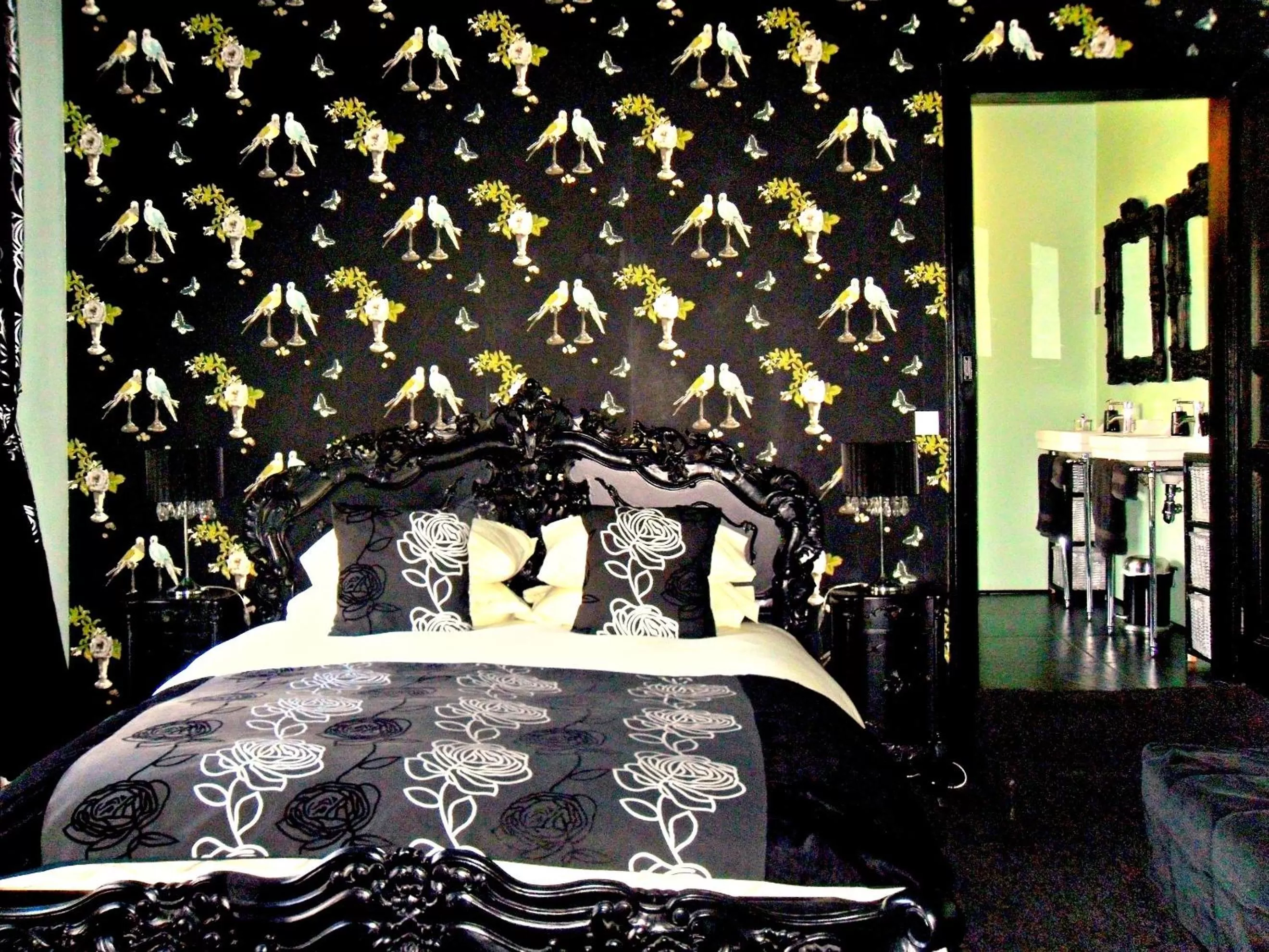 Photo of the whole room, Bed in Maison De Plumes