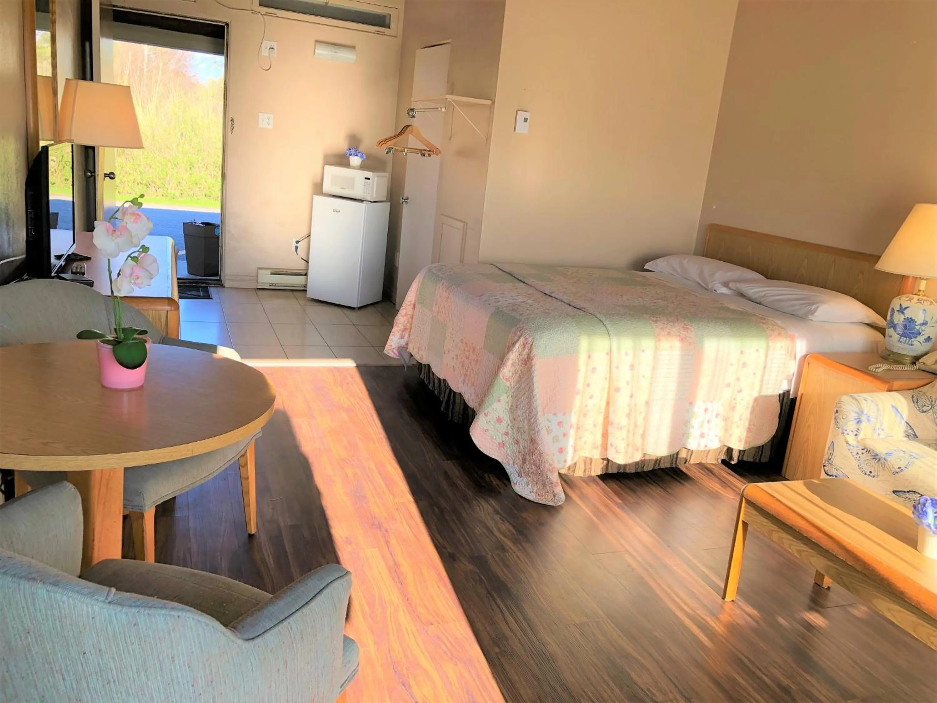 Bed in Hotel Motel Bonsoir