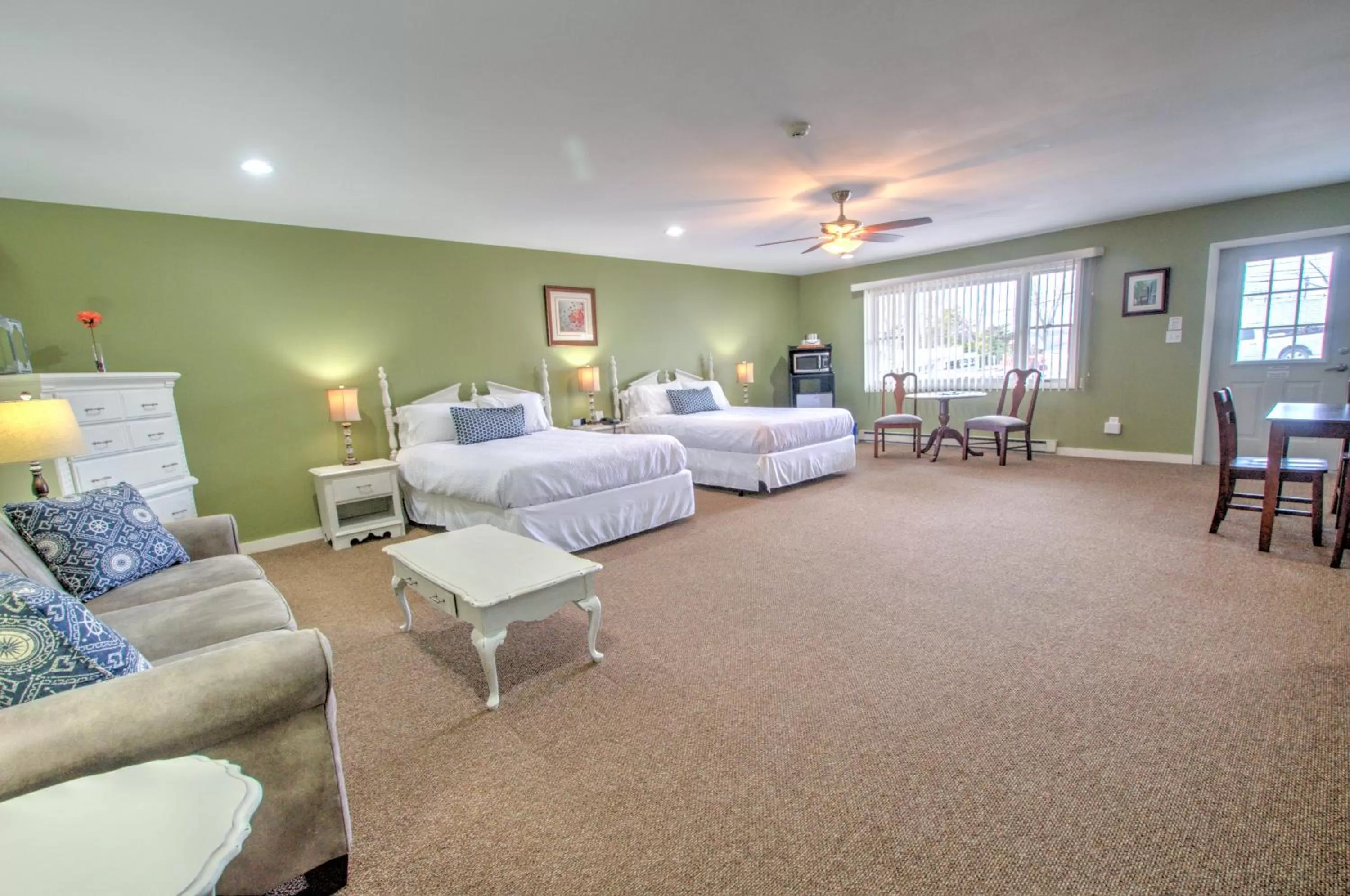 Photo of the whole room, Bed in East Shore Lodging