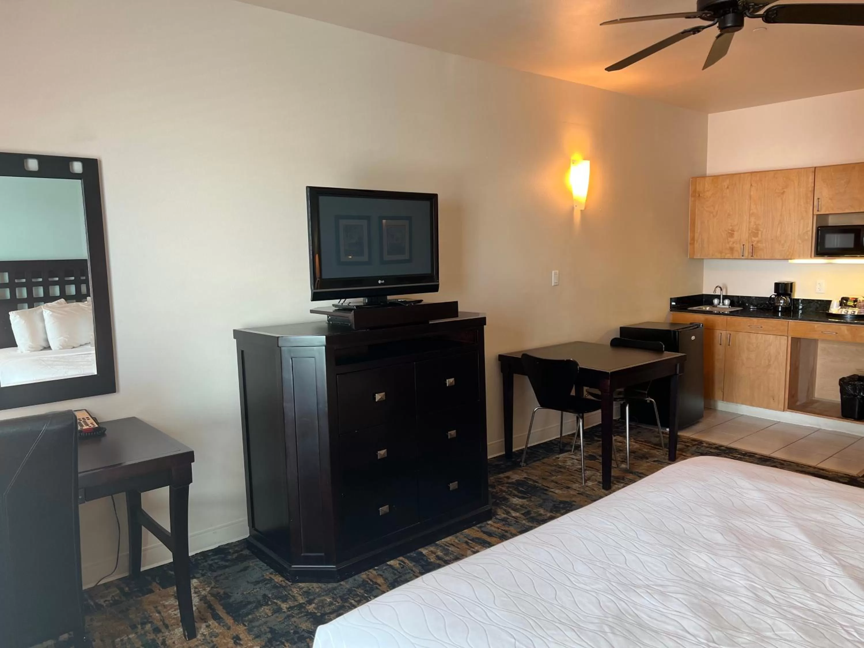 TV and multimedia, Bed in Sunchase Inn & Suites
