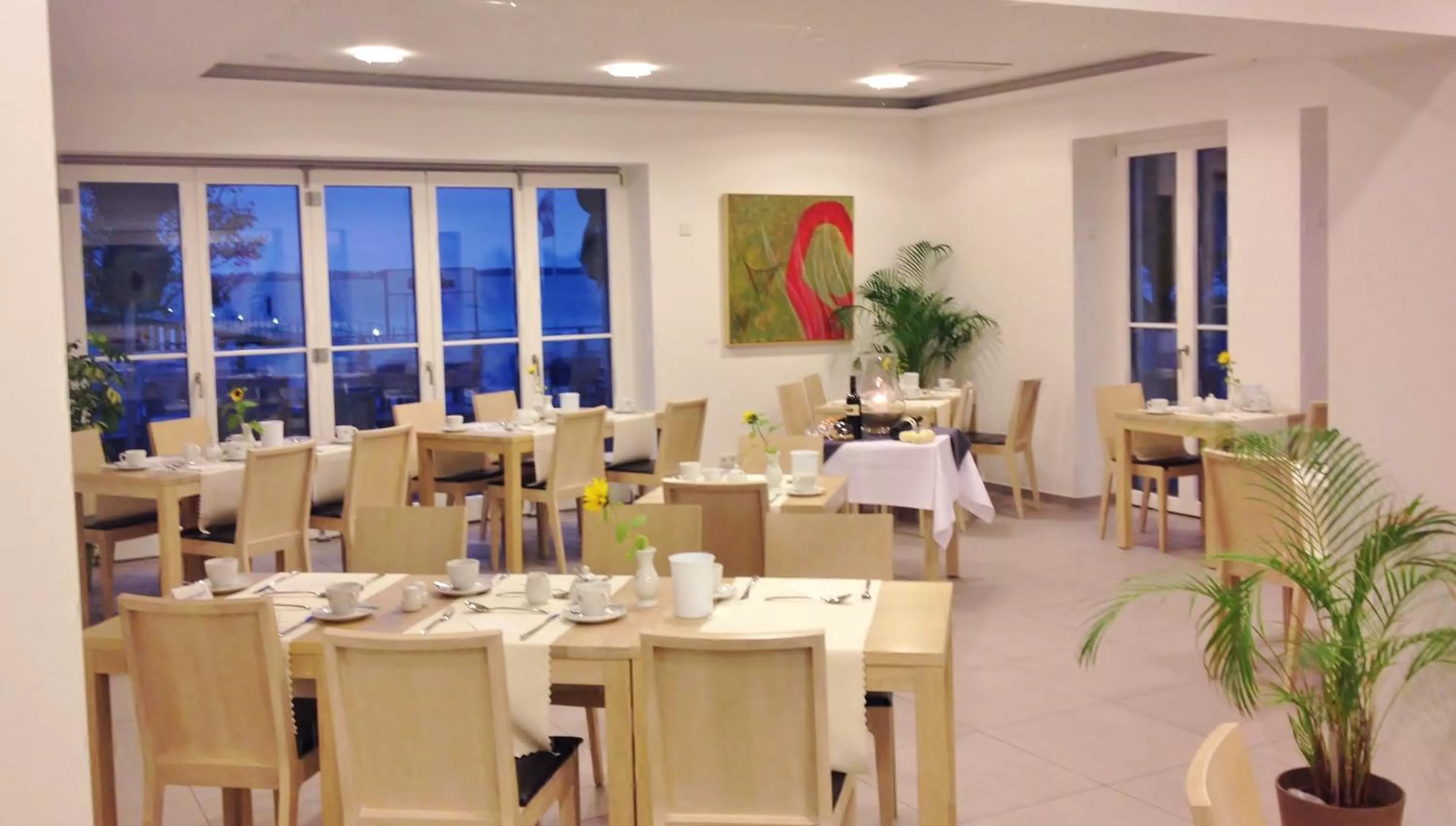 Restaurant/Places to Eat in Strandhotel Dranske