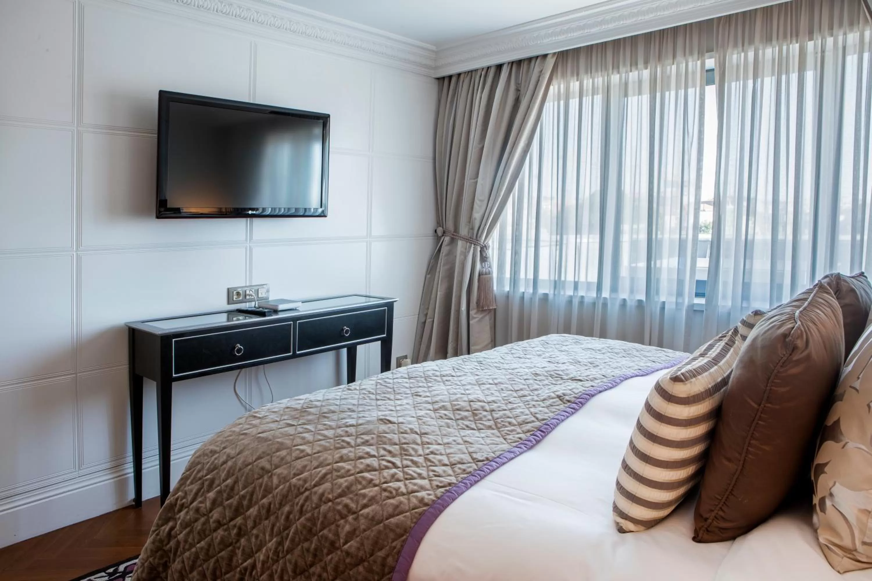 Photo of the whole room, Bed in InterContinental Porto - Palacio das Cardosas by IHG