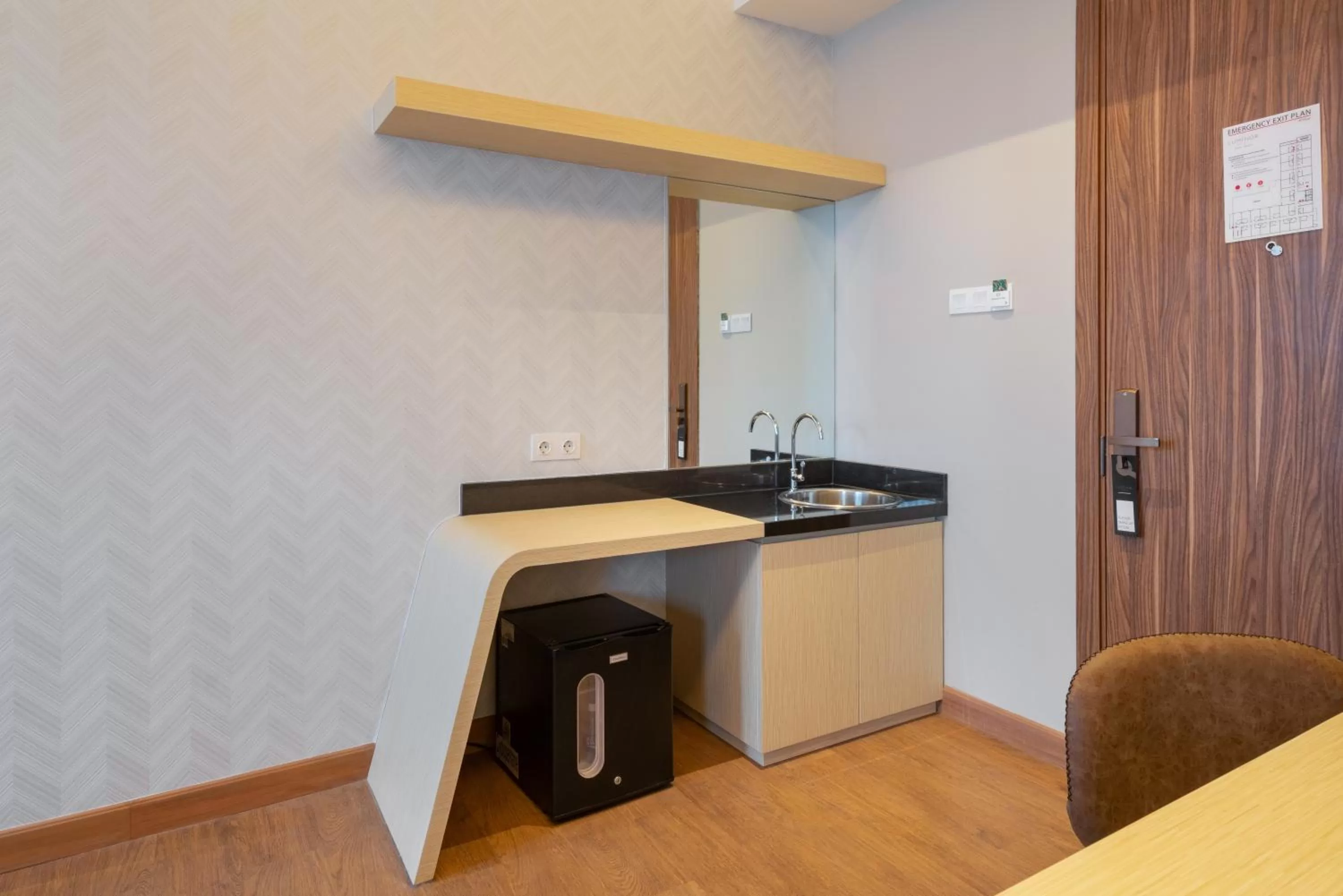 Kitchen or kitchenette in Luminor Hotel Airport Sidoarjo By WH , Best Choice and Strategic Location with a Rooftop area in Town
