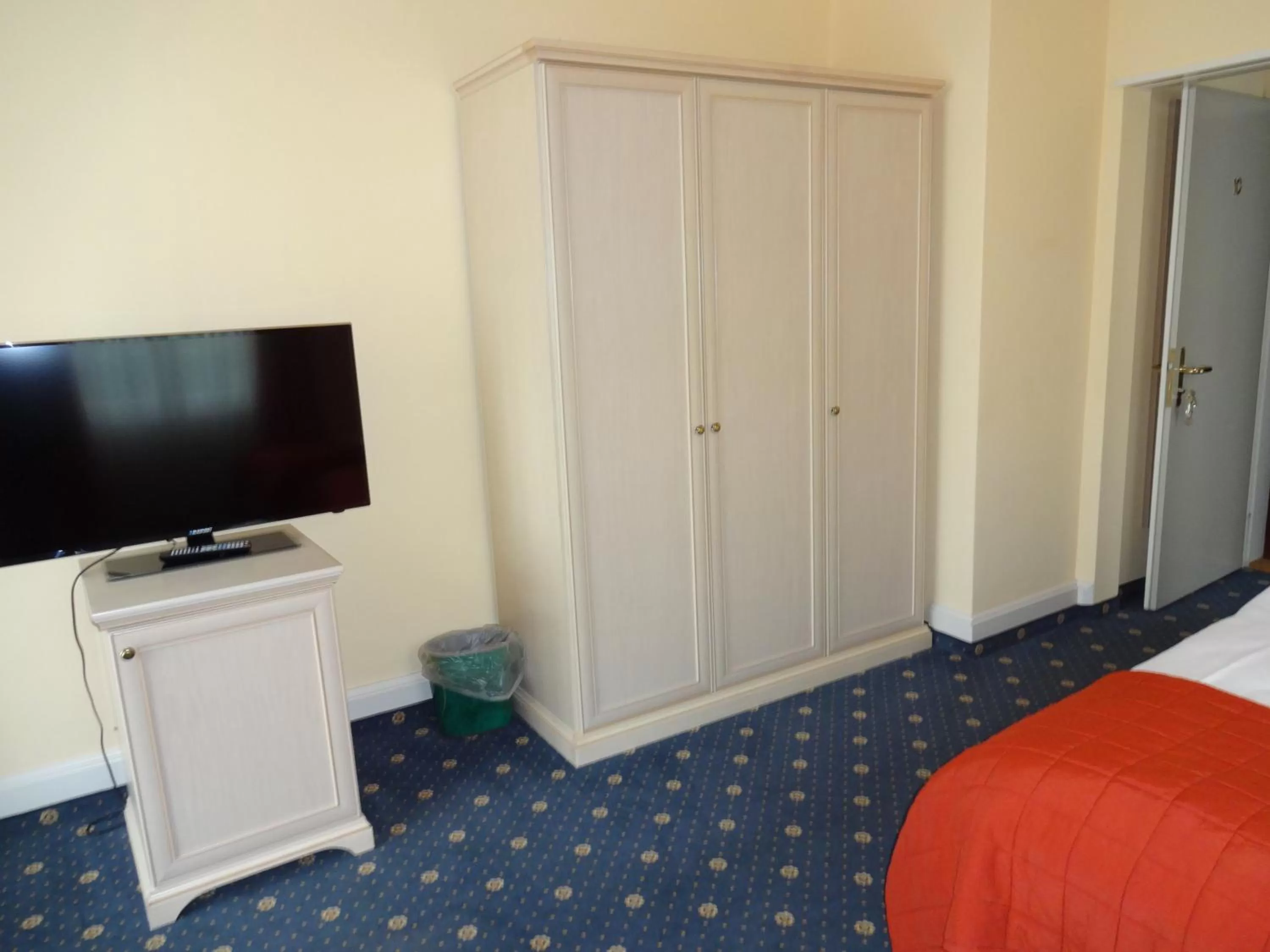 TV and multimedia, Bed in Hotel Schweizerhof