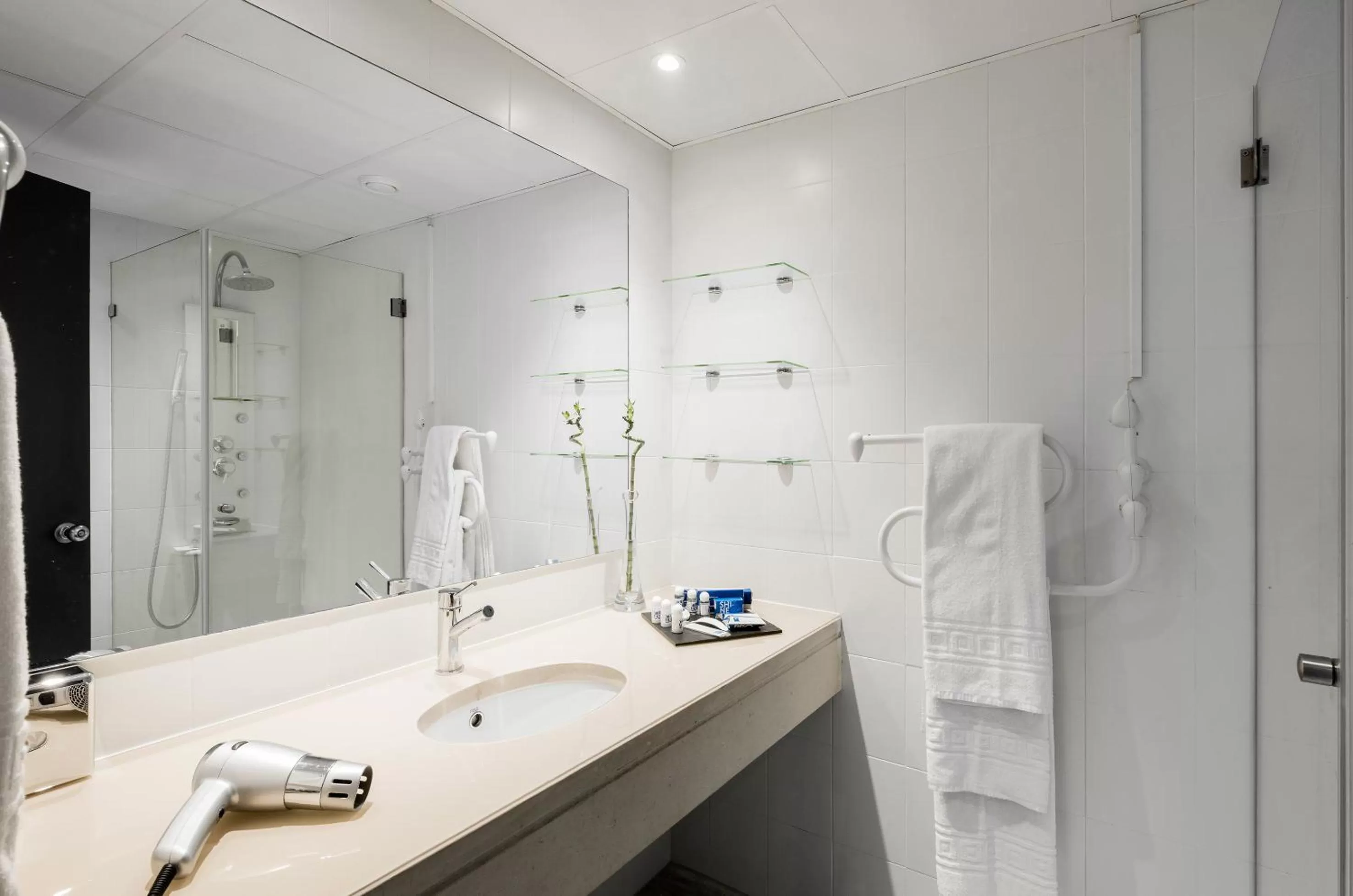 Bathroom in TRYP by Wyndham Lisboa Caparica Mar