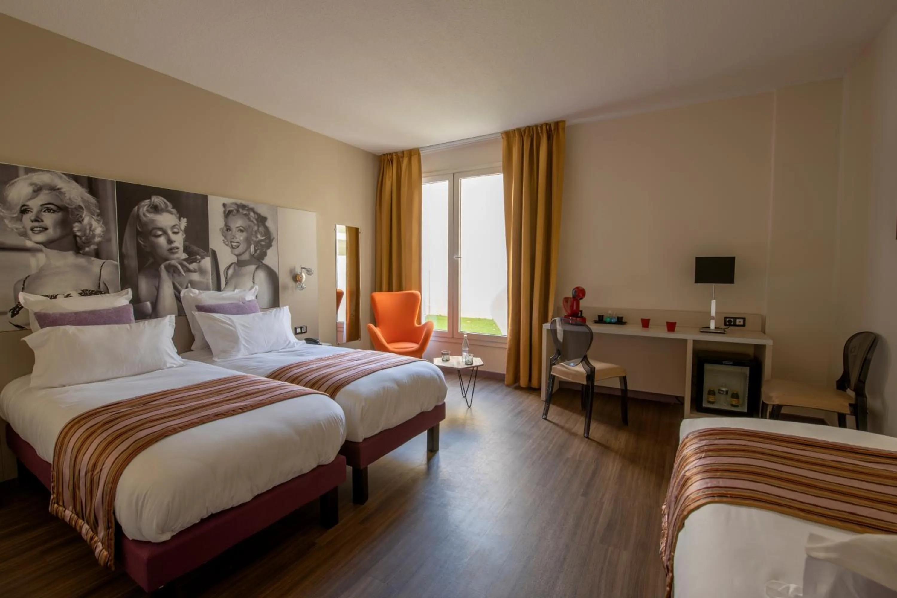 Photo of the whole room, Bed in Hôtel Arles Plaza