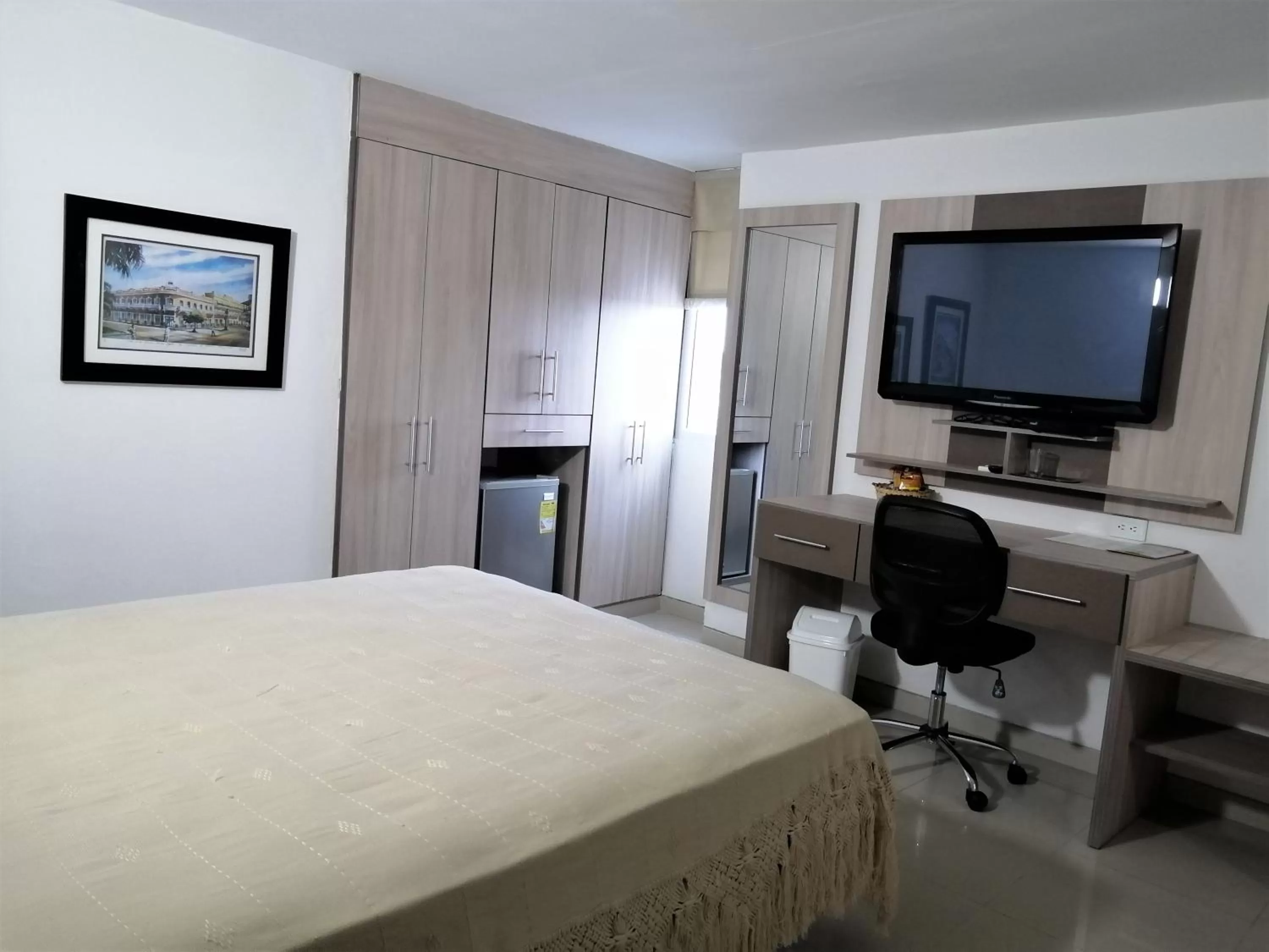 Bed, TV/Entertainment Center in Hotel Panorama