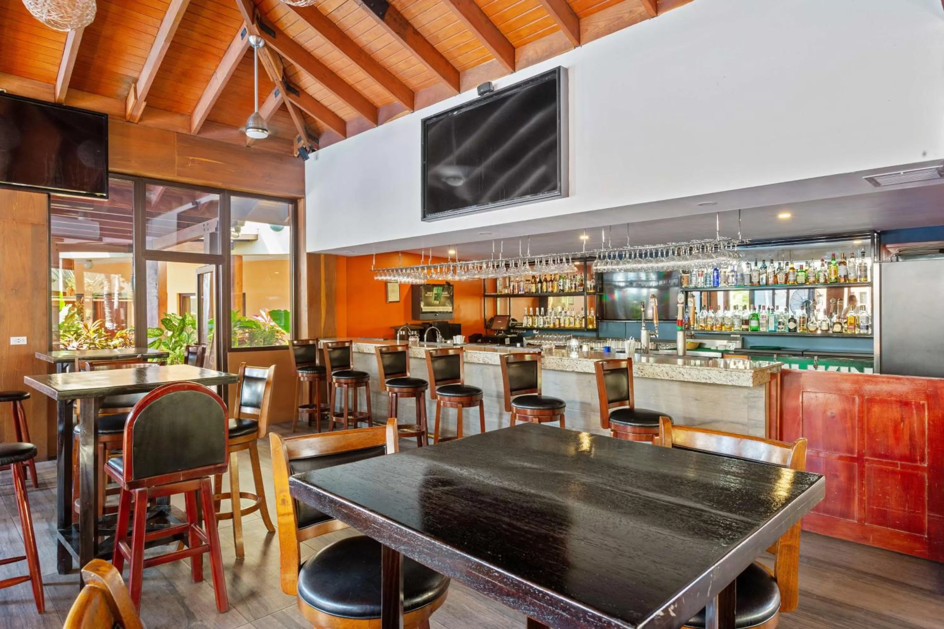 Lounge or bar in Best Western Plus Belize Biltmore Plaza