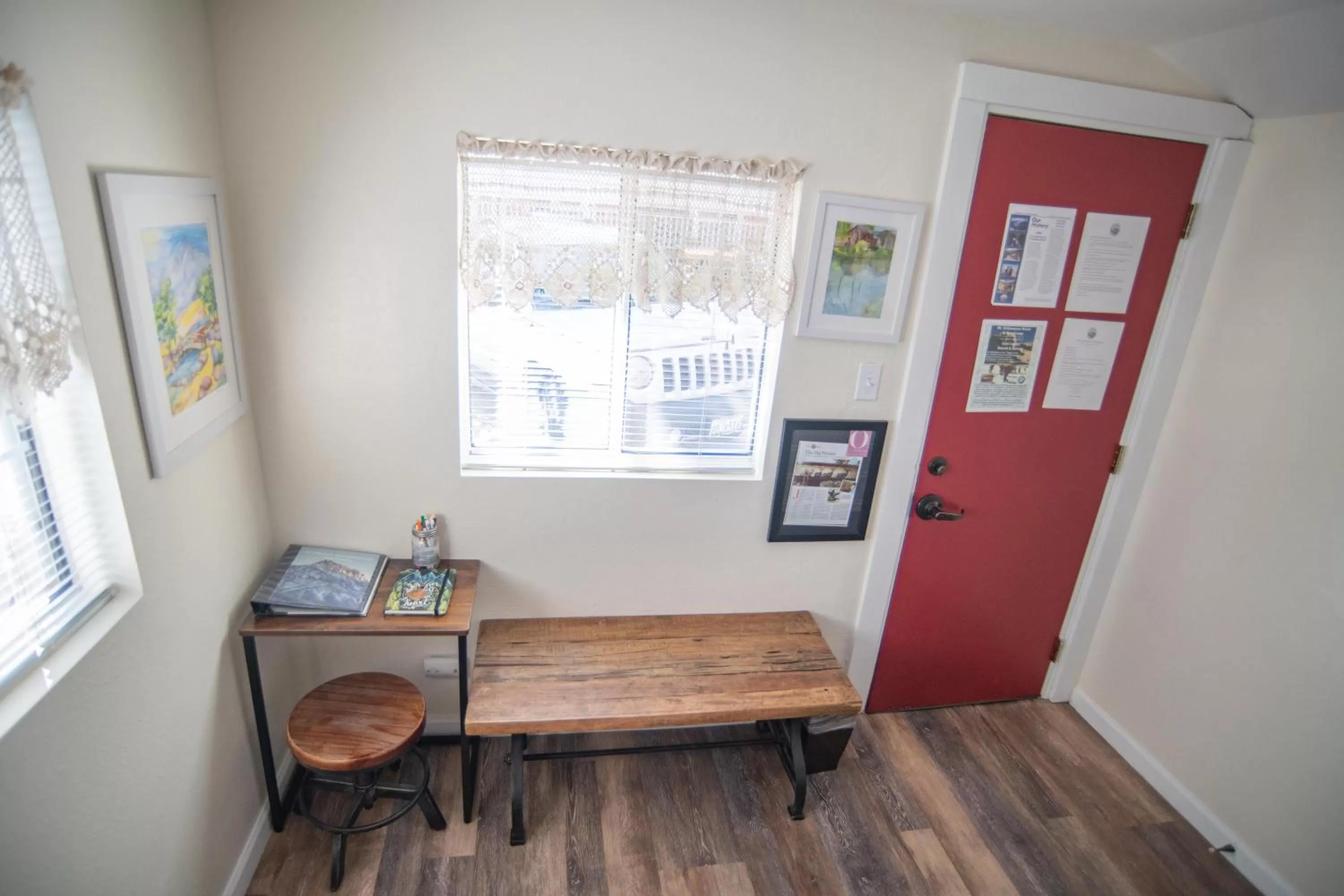 Seating area in Mt Williamson Motel and Basecamp