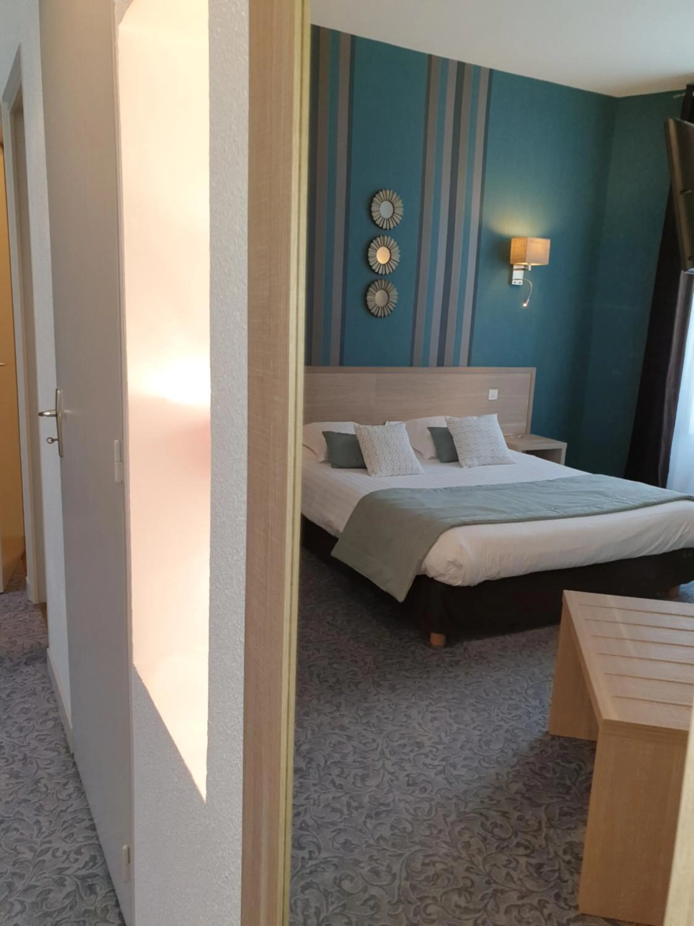 View (from property/room), Bed in Hôtel Le Rohan Charme et Caractère