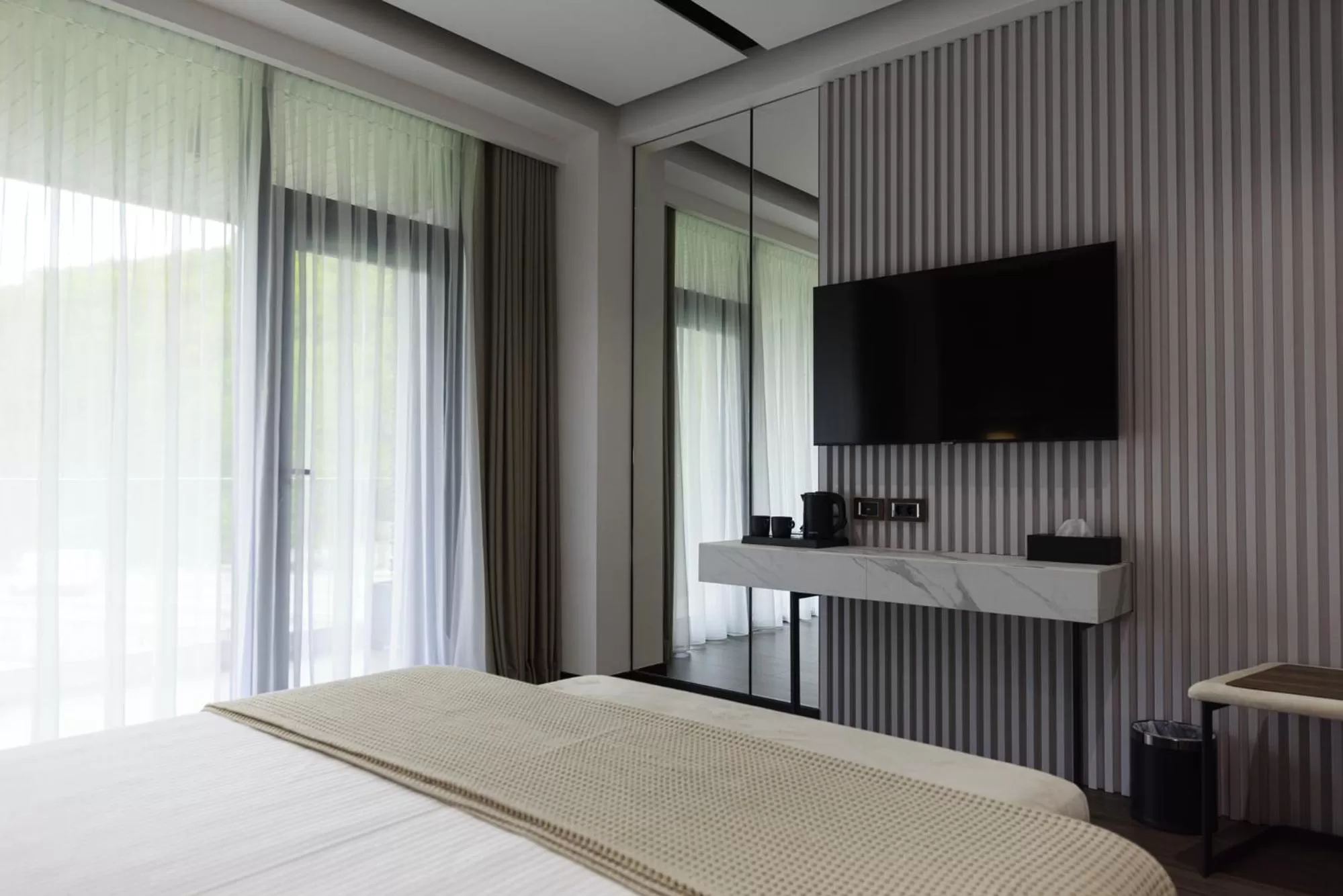 Bed, TV/Entertainment Center in Hotel Uji Ftohte Tepelene