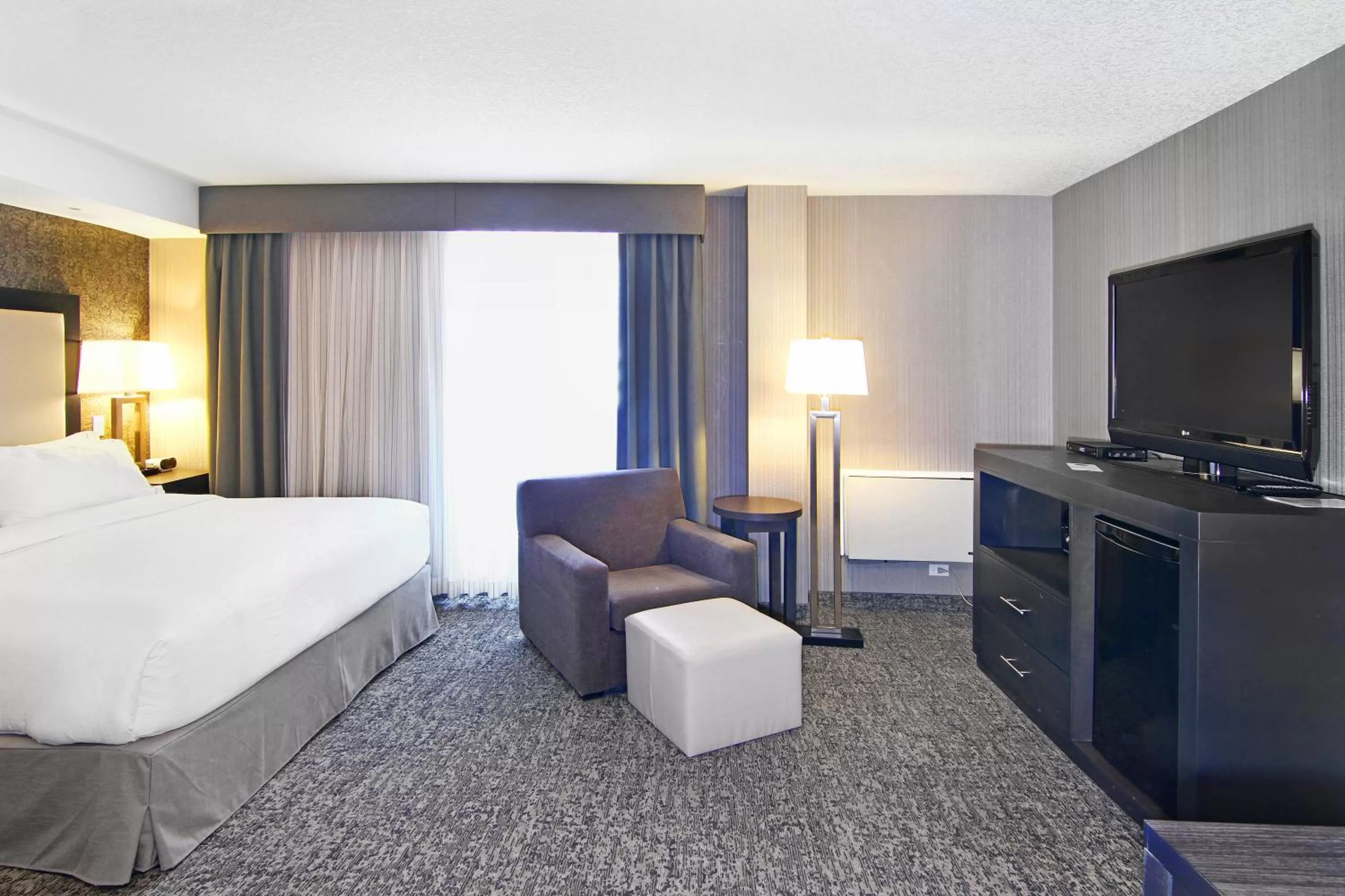 Photo of the whole room, Bed in Holiday Inn Express and Suites Calgary by IHG