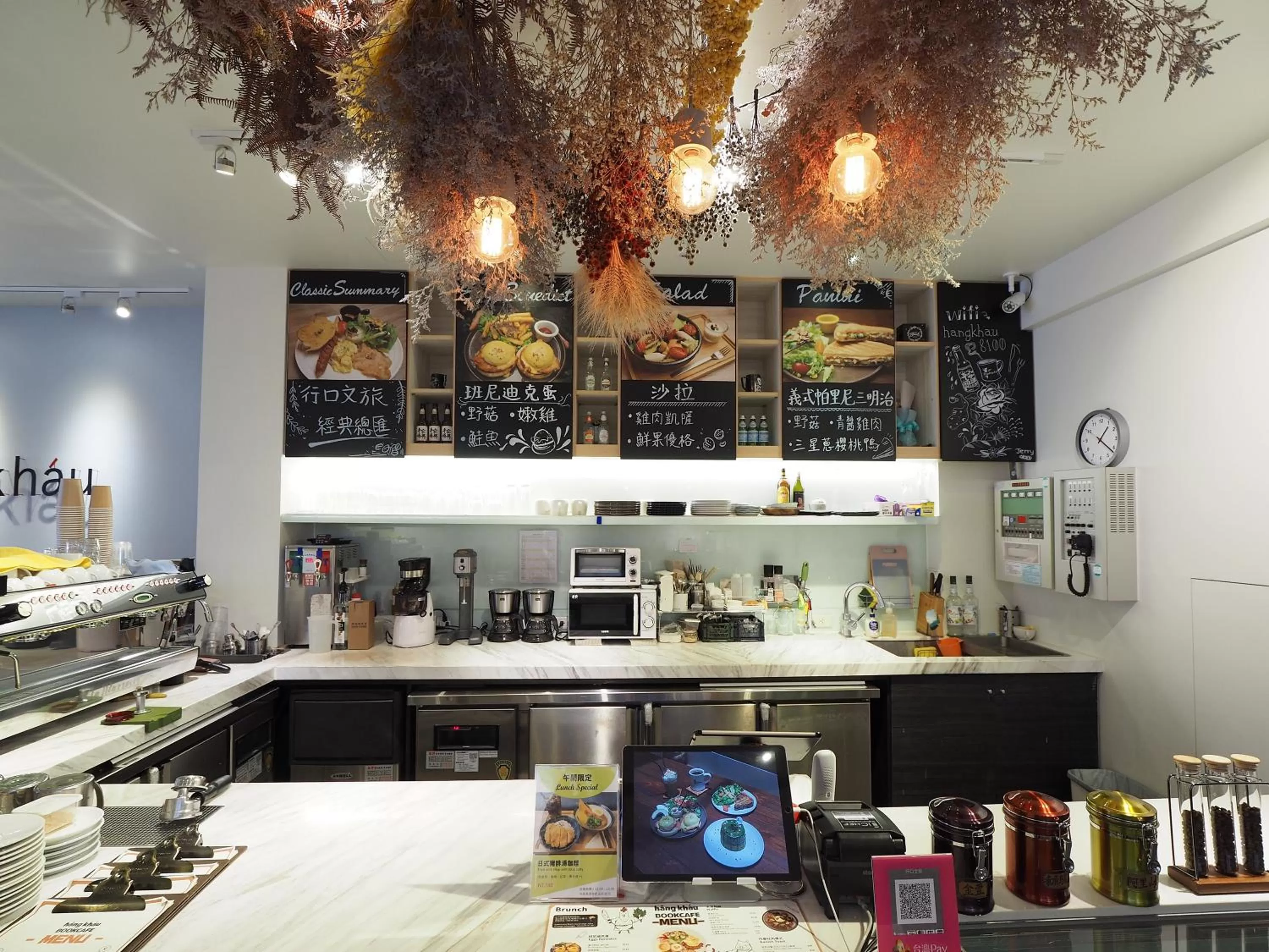 Restaurant/places to eat in Hangkhau Hotel