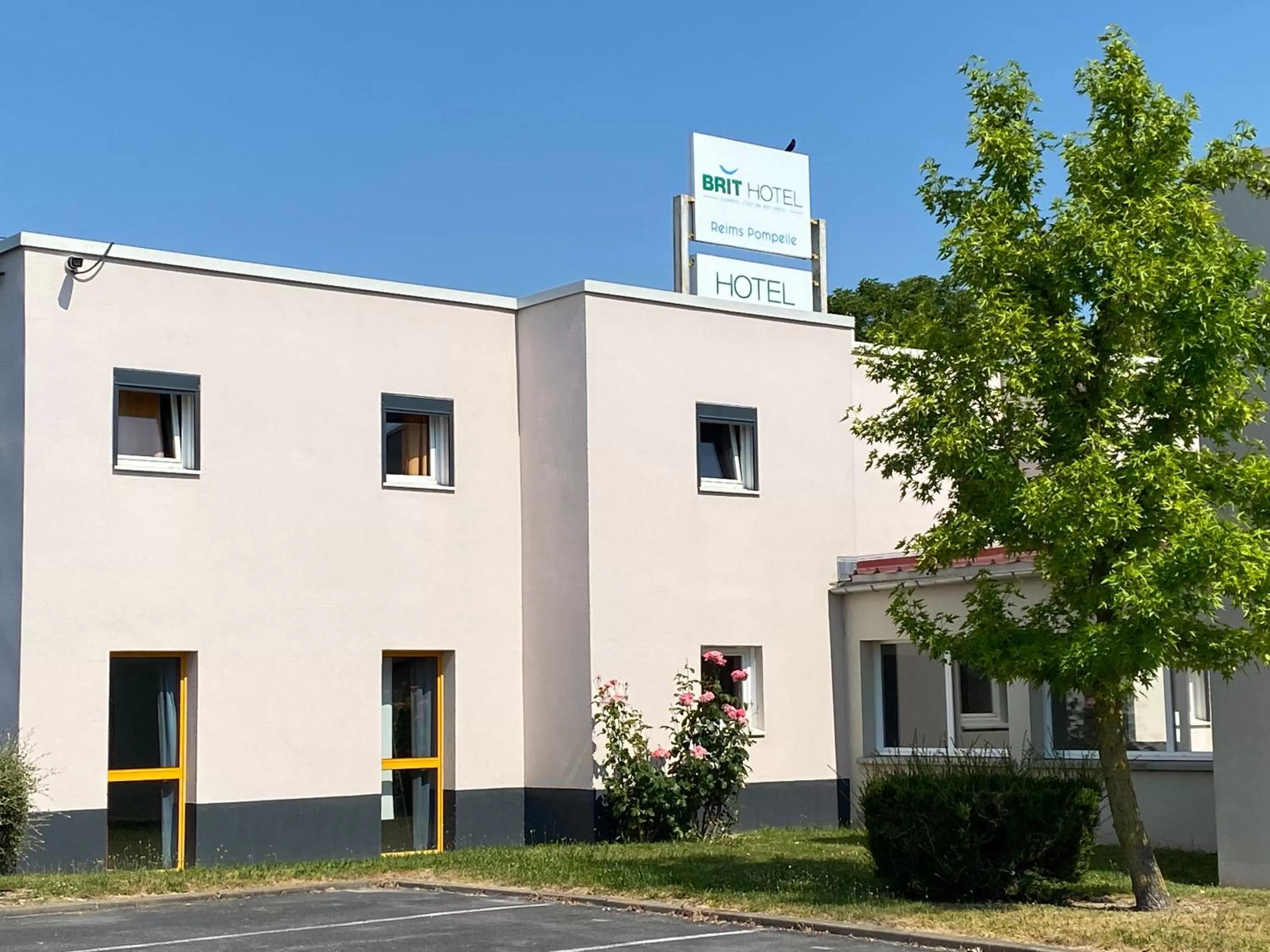 Property building in Brit Hotel Reims La Pompelle