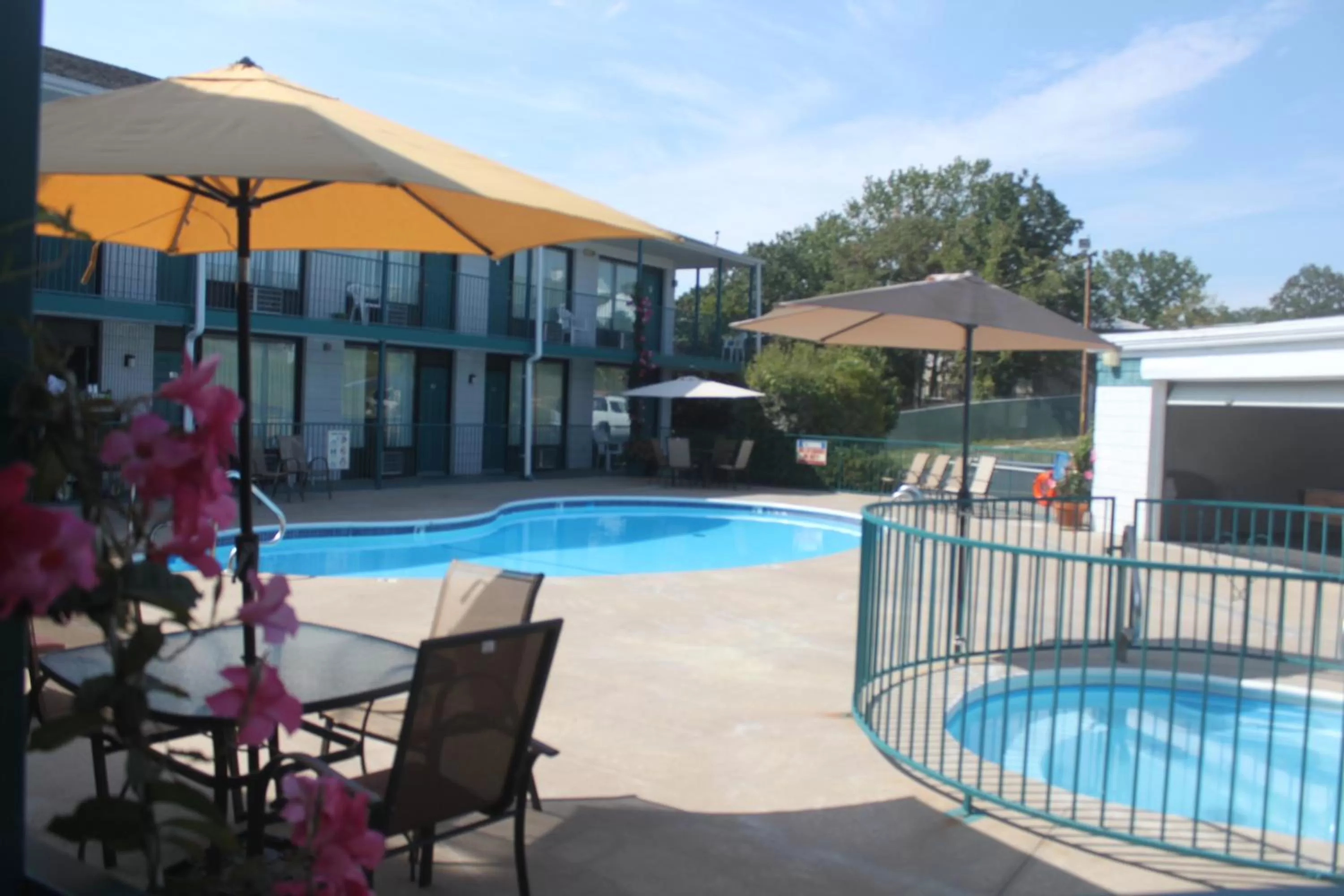 Swimming pool in Ozark Valley Inn