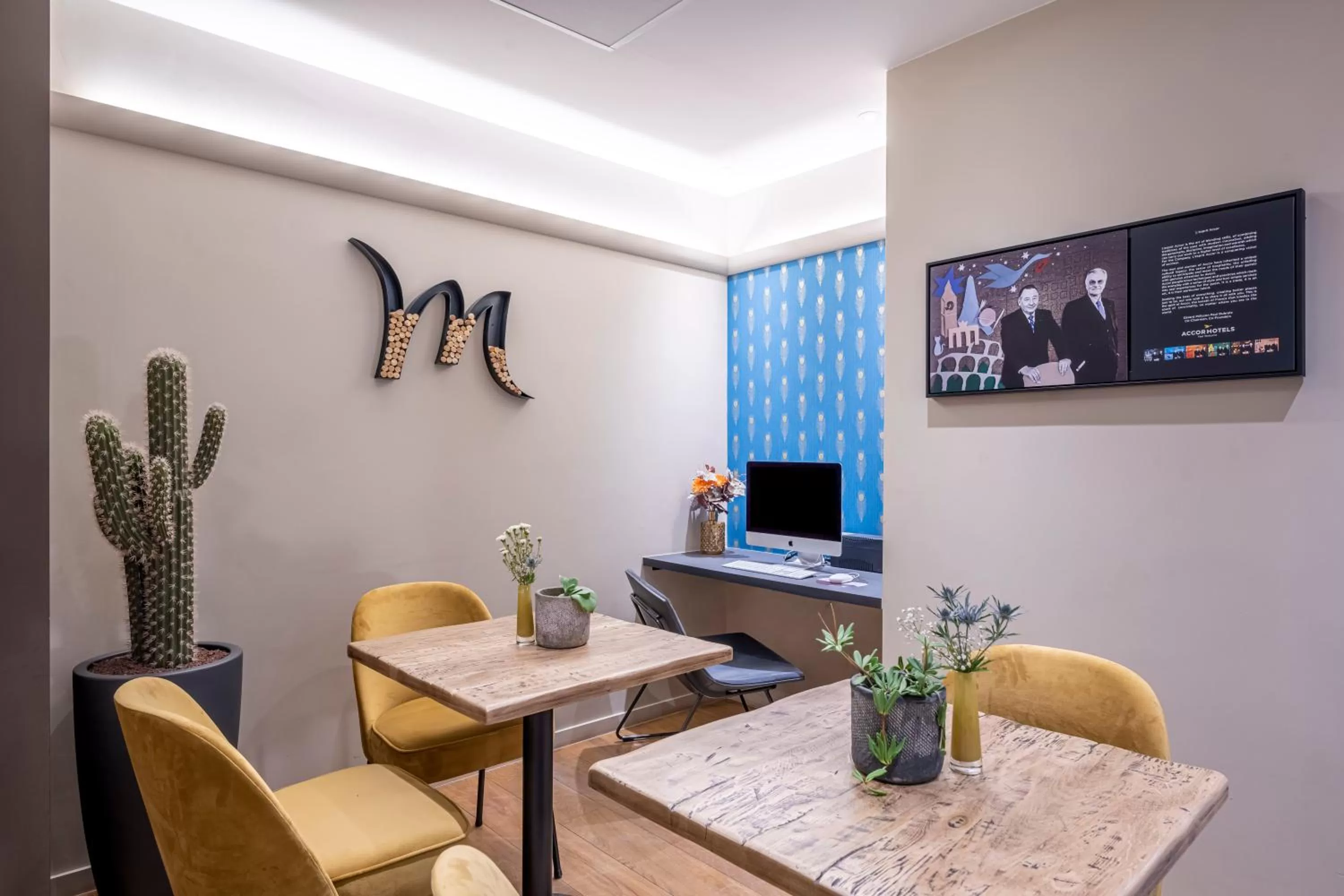 Lobby or reception in Mercure Oostende