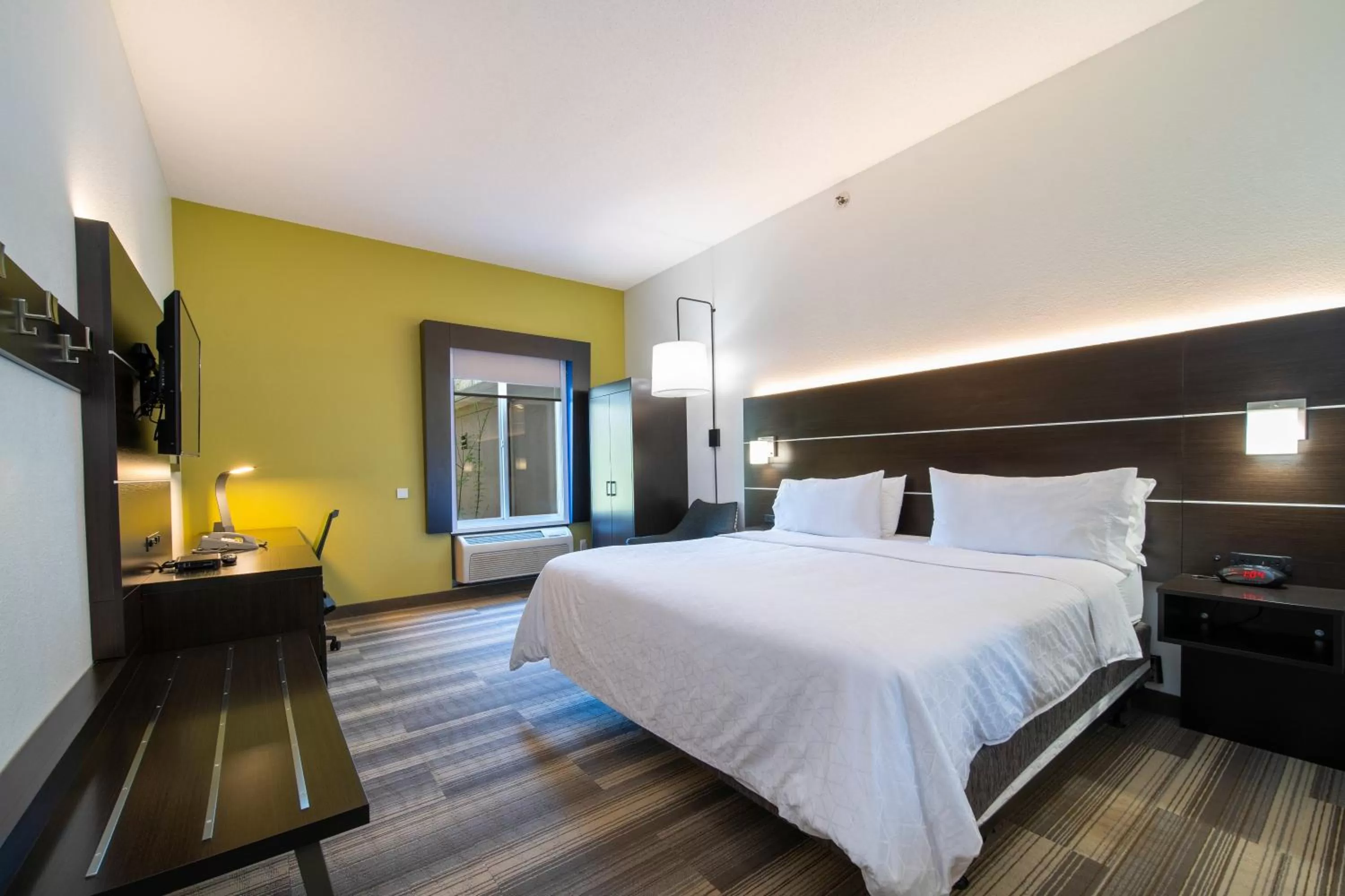 Photo of the whole room, Bed in Holiday Inn Express Hotel & Suites Bedford by IHG