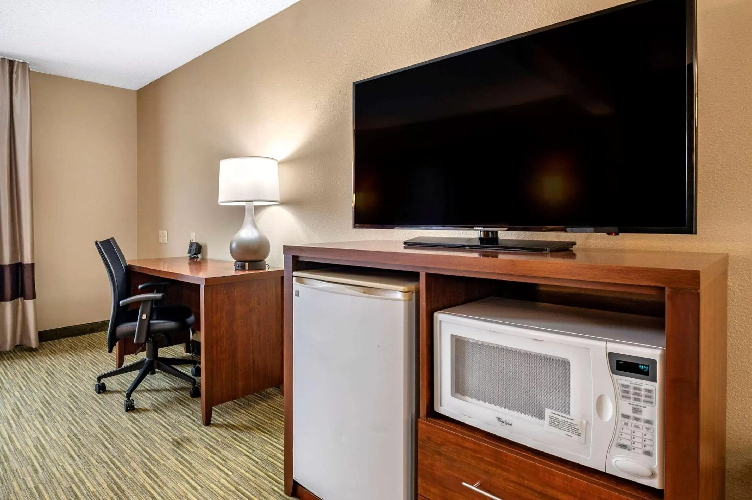 TV and multimedia in Comfort Suites Elkhart North