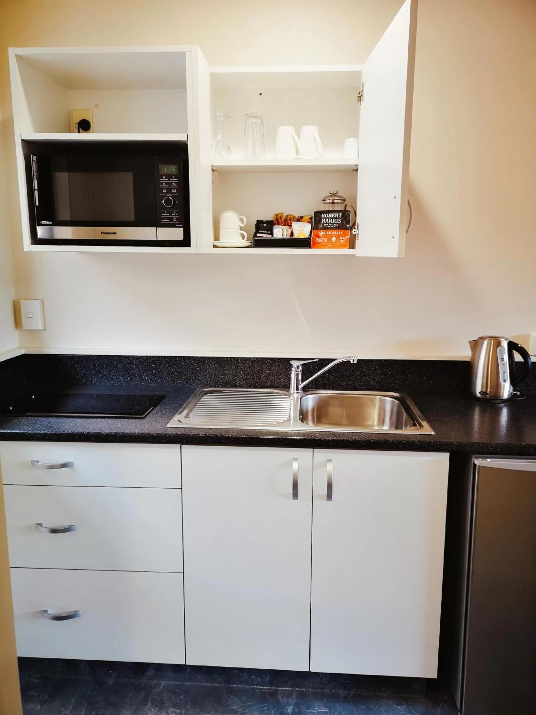 Kitchen or kitchenette in Aston Court Motel