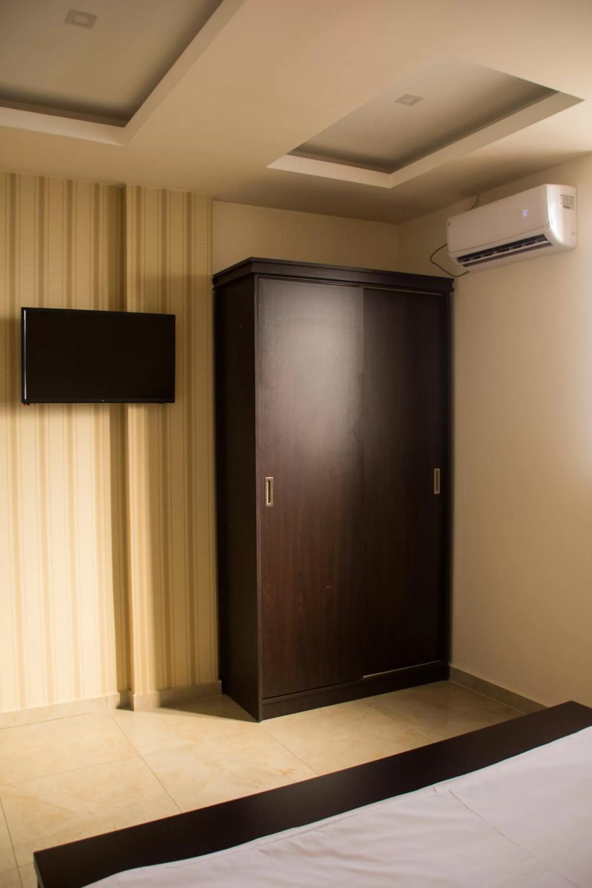 Bedroom, TV/Entertainment Center in Mirage Hotel