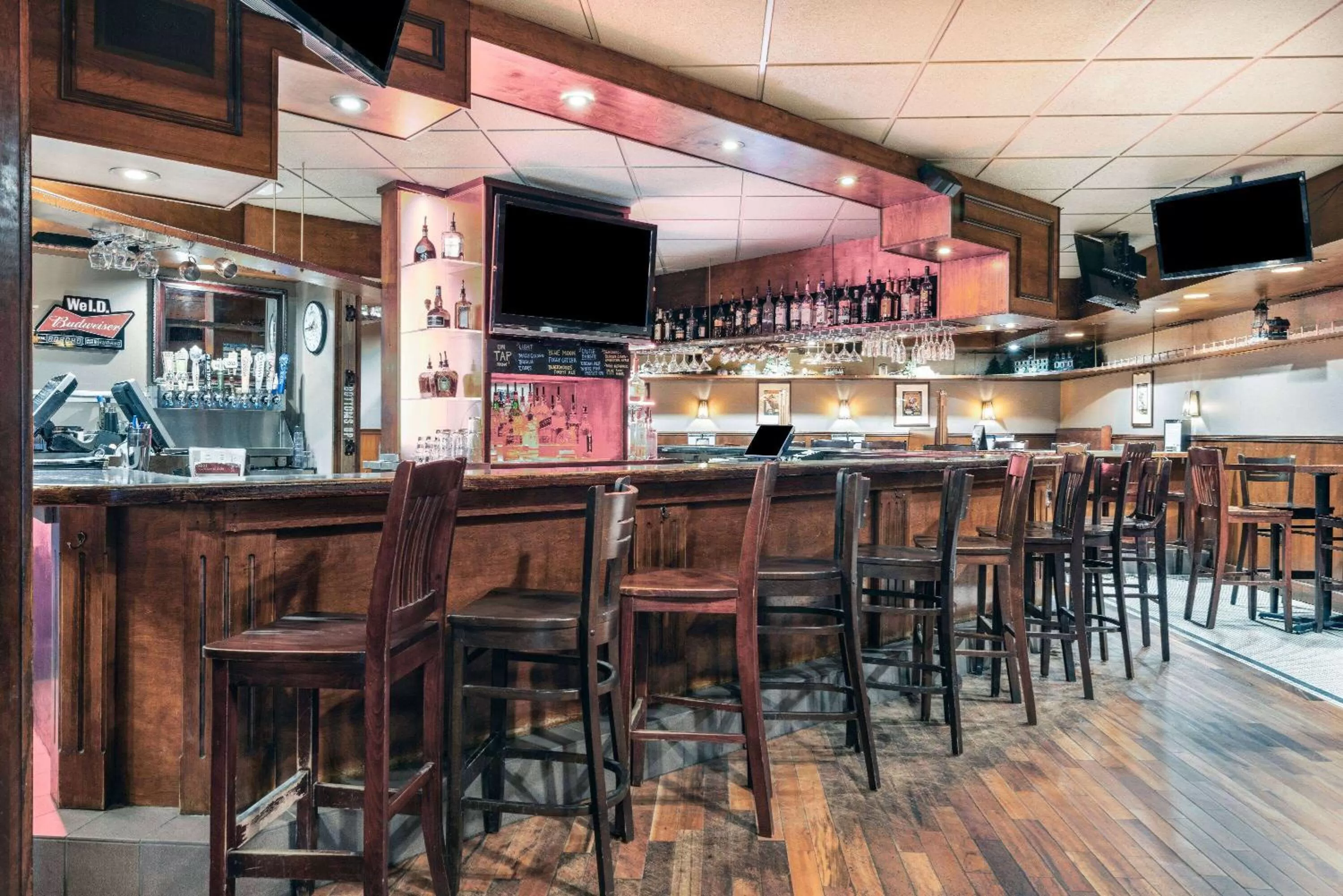 Restaurant/places to eat in AmericInn by Wyndham Duluth South Proctor Black Woods Event Ctr