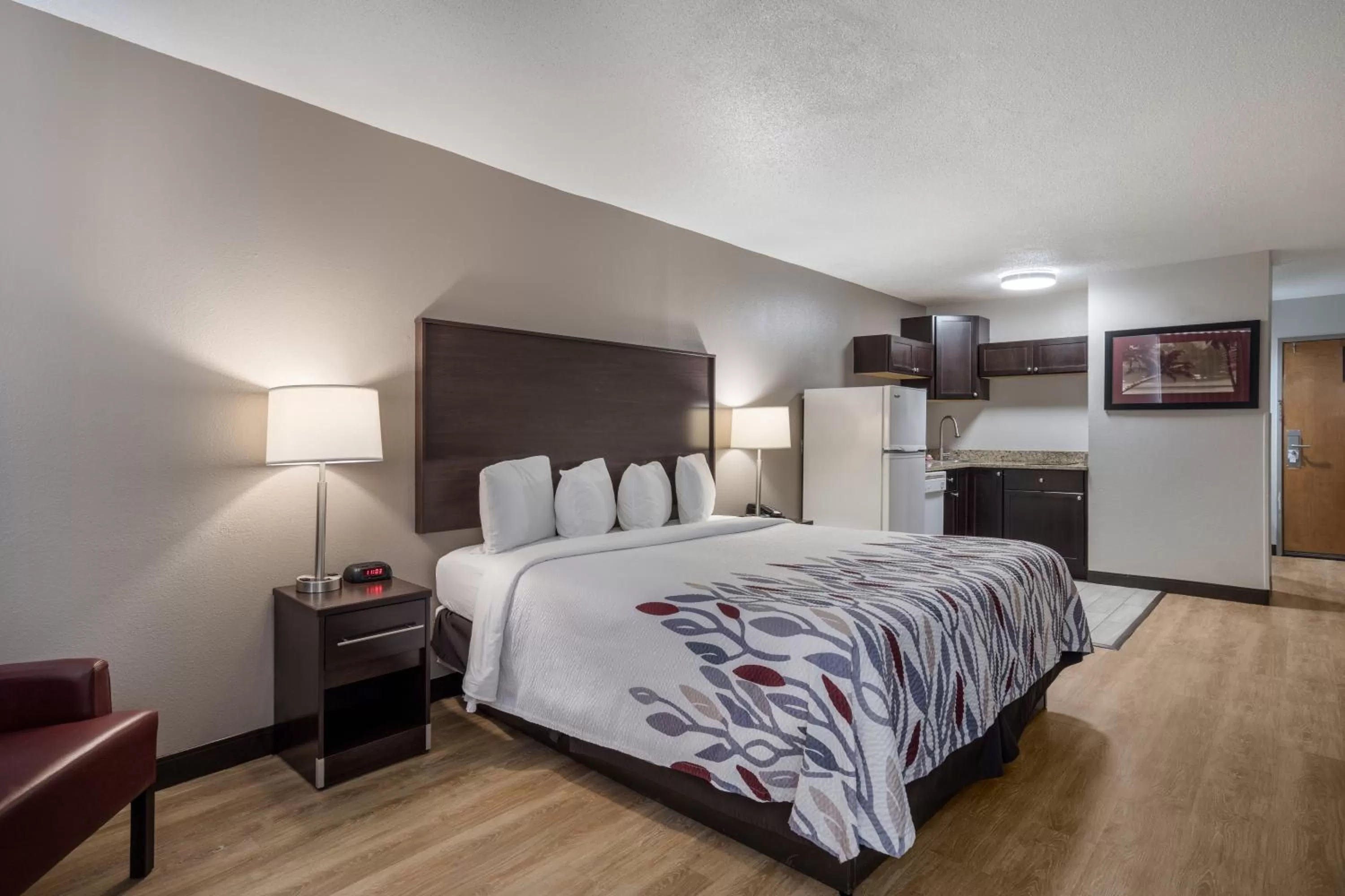 Photo of the whole room, Bed in Red Roof Inn & Suites Jacksonville, NC