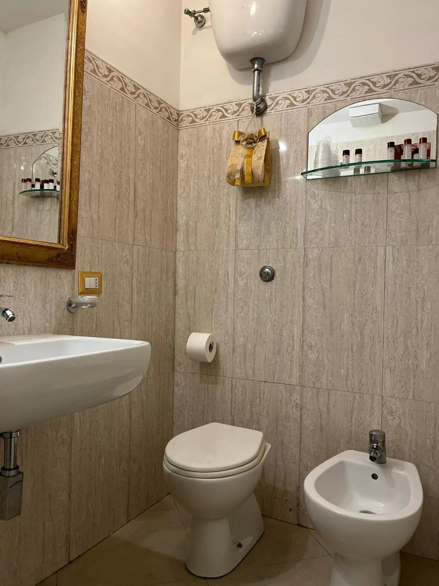 Toilet in B&B Art Suite Santa Brigida