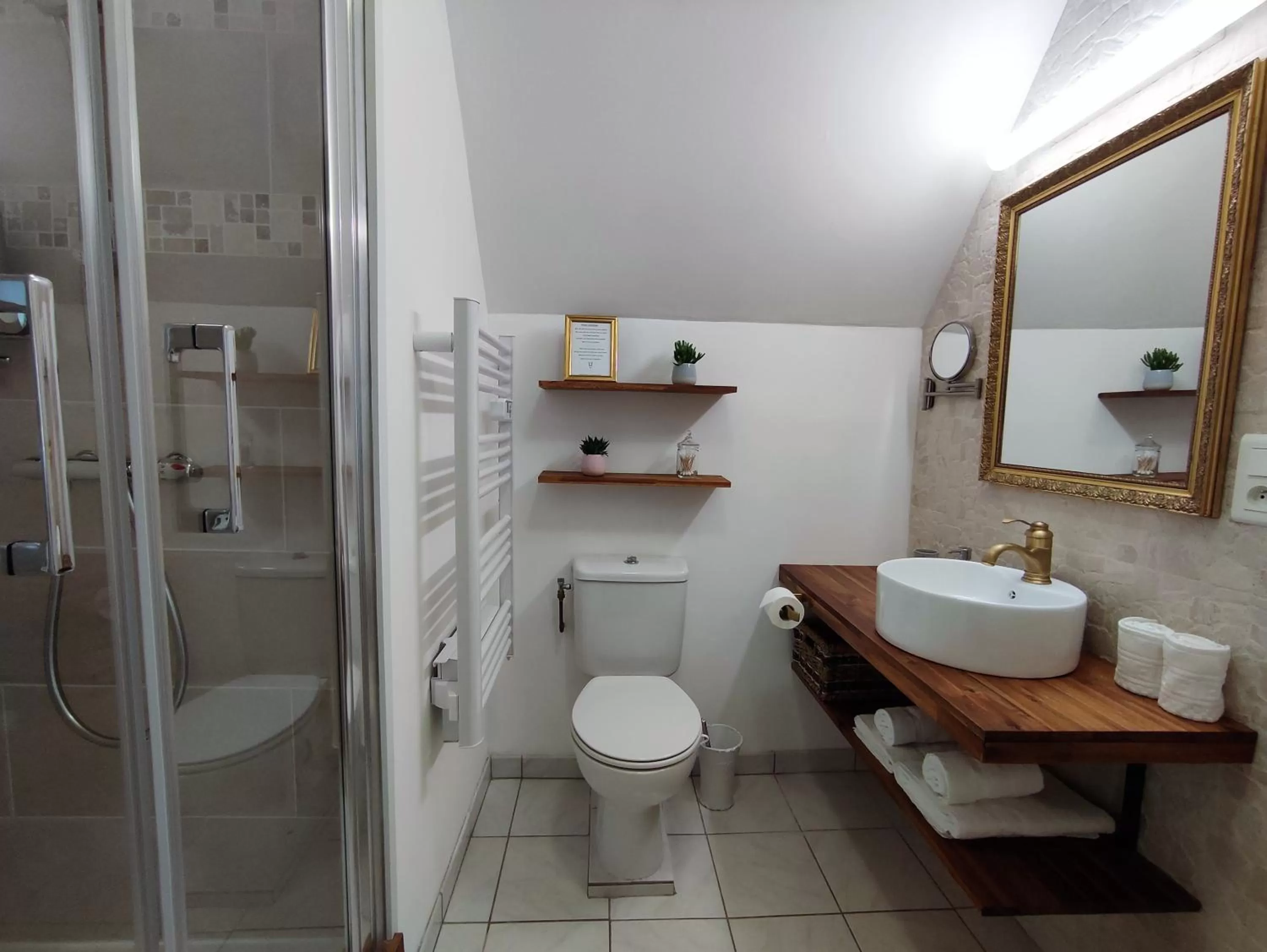 Bathroom in Aux Couleurs d'Esteil