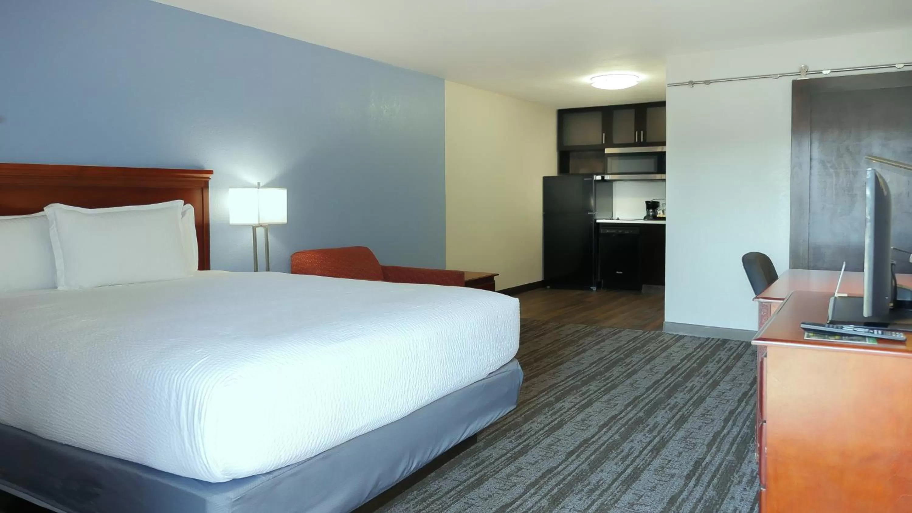 Kitchen or kitchenette, Bed in Hotel South Tampa & Suites